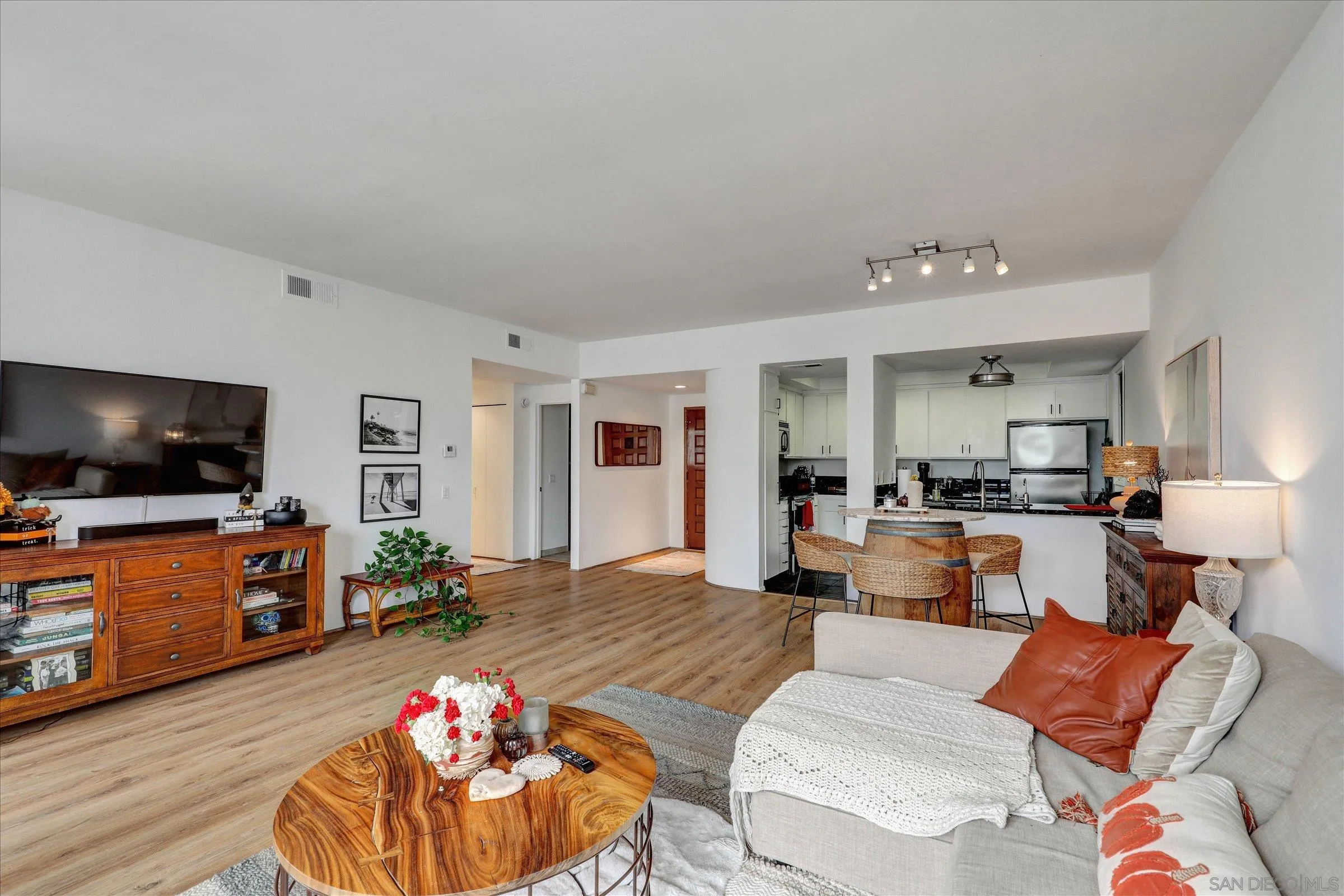 https://cdn.realtyfeed.com/cdn/127/250040616/b08ec280edf600f726517fb297cfe8d9.webp