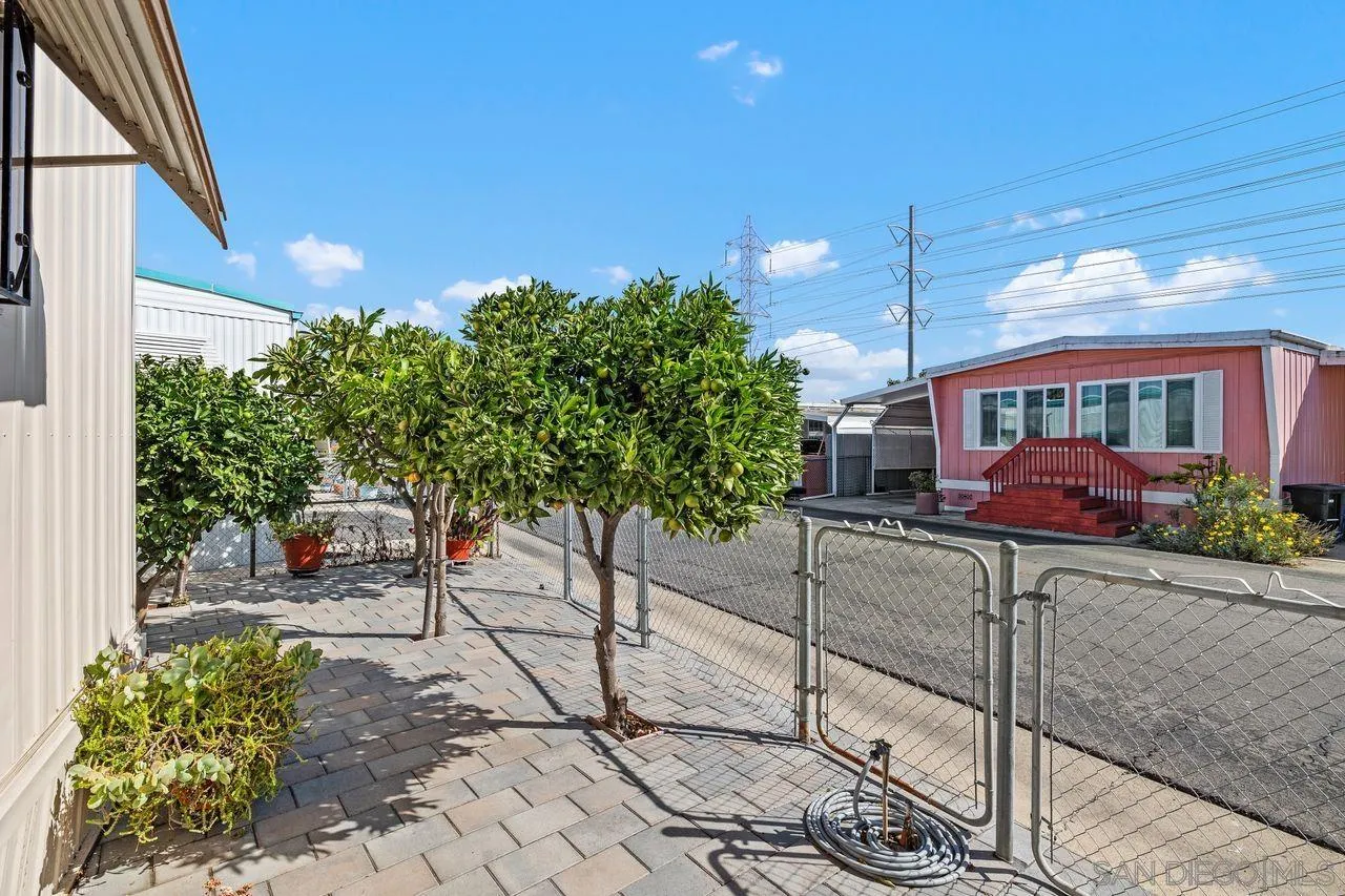 https://cdn.realtyfeed.com/cdn/127/250040648/090c0d193e7319f79494923f2b9f0e77.webp