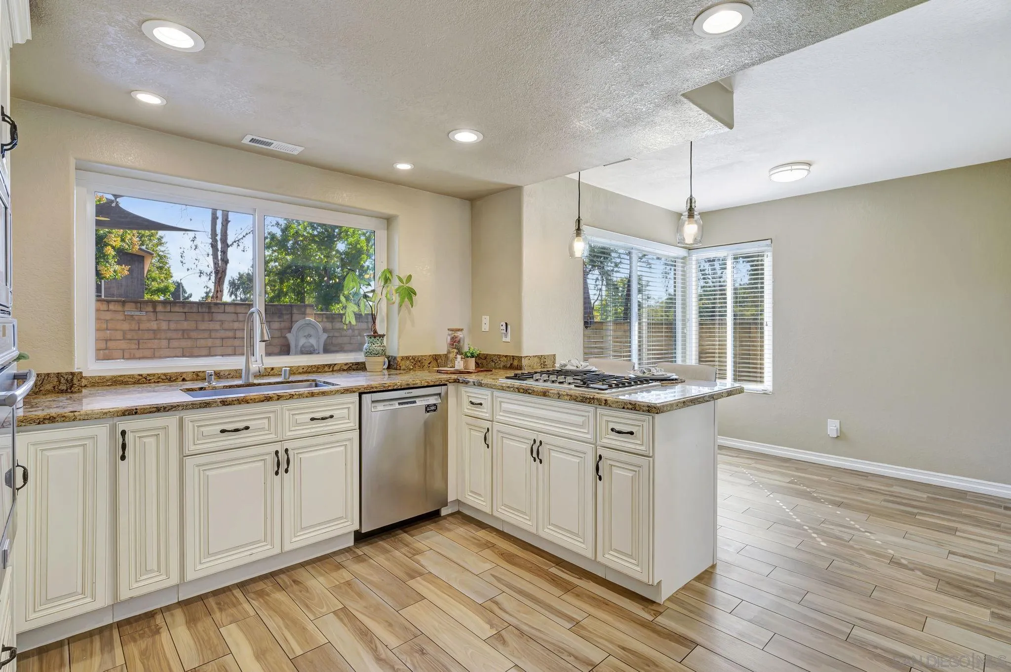 https://cdn.realtyfeed.com/cdn/127/250040650/0fc8d10b79986af9ef8fb92df2409385.webp