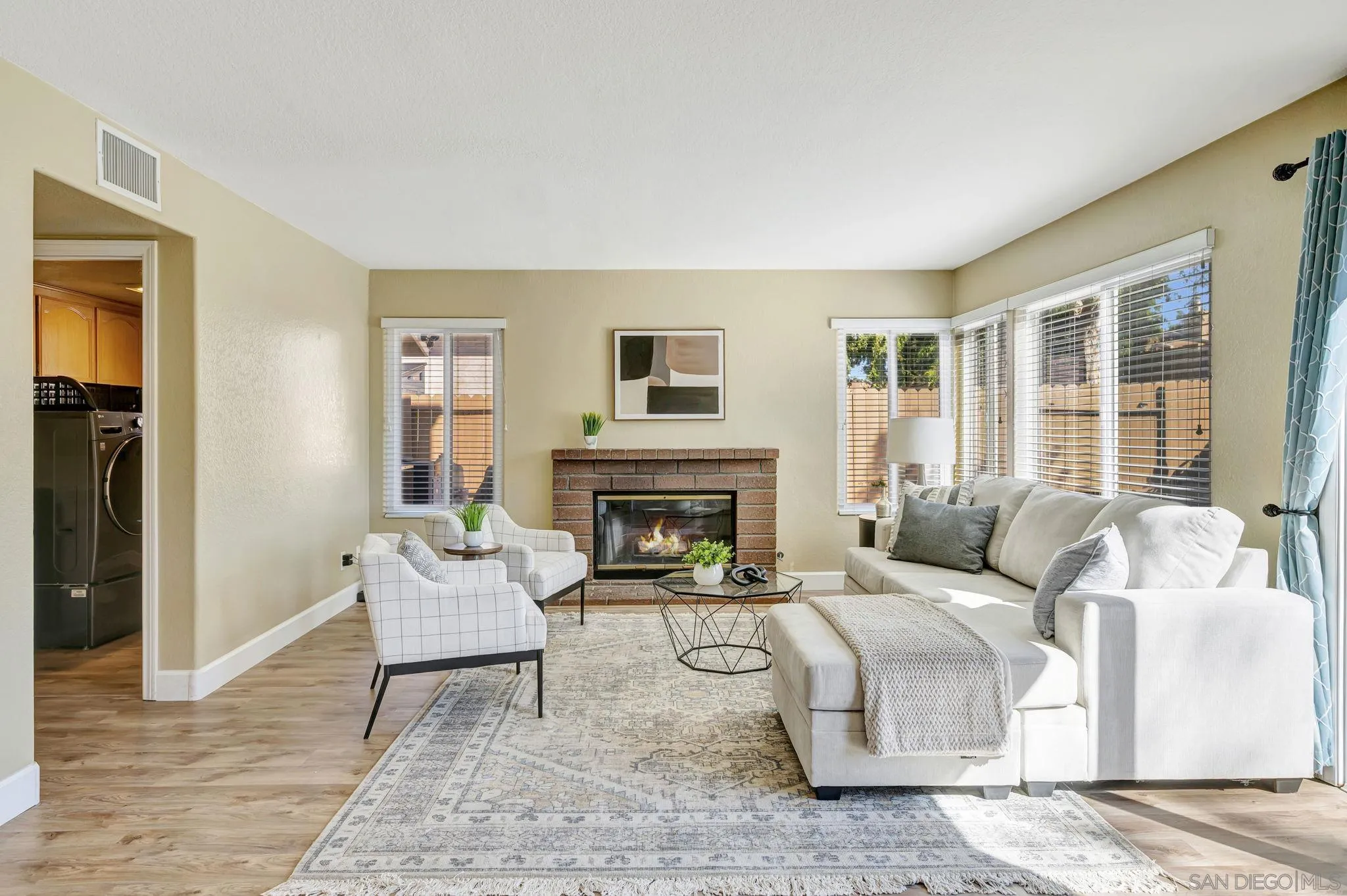 https://cdn.realtyfeed.com/cdn/127/250040650/fa0f8ee56f4647b5fdf78db1d7ffa6ec.webp