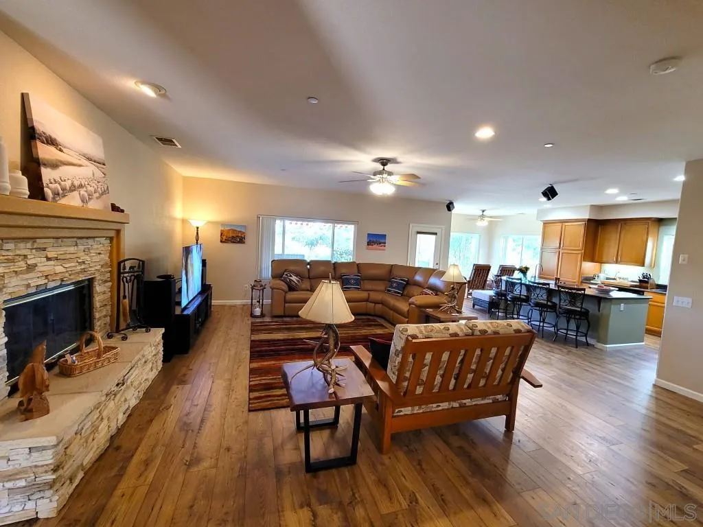 https://cdn.realtyfeed.com/cdn/127/250040654/880bd870aab4b78f935dae3e357c3d78.webp