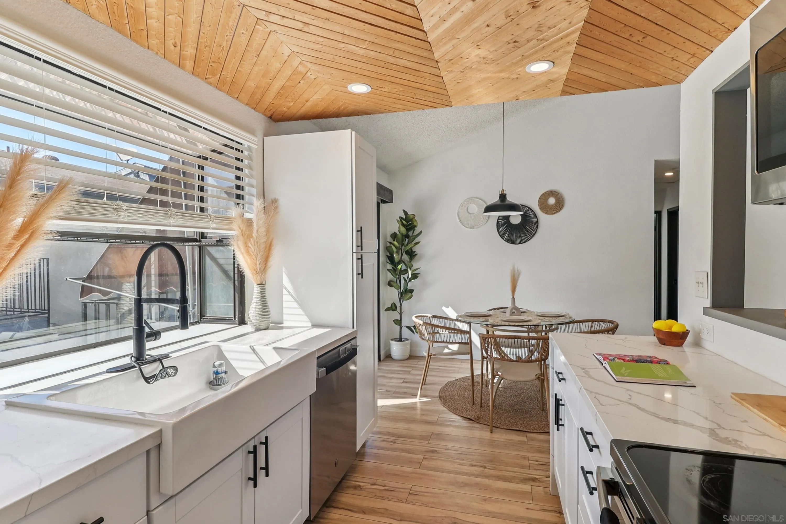 https://cdn.realtyfeed.com/cdn/127/250040661/dc55f8670cc068faf74c94811b2ad53e.webp