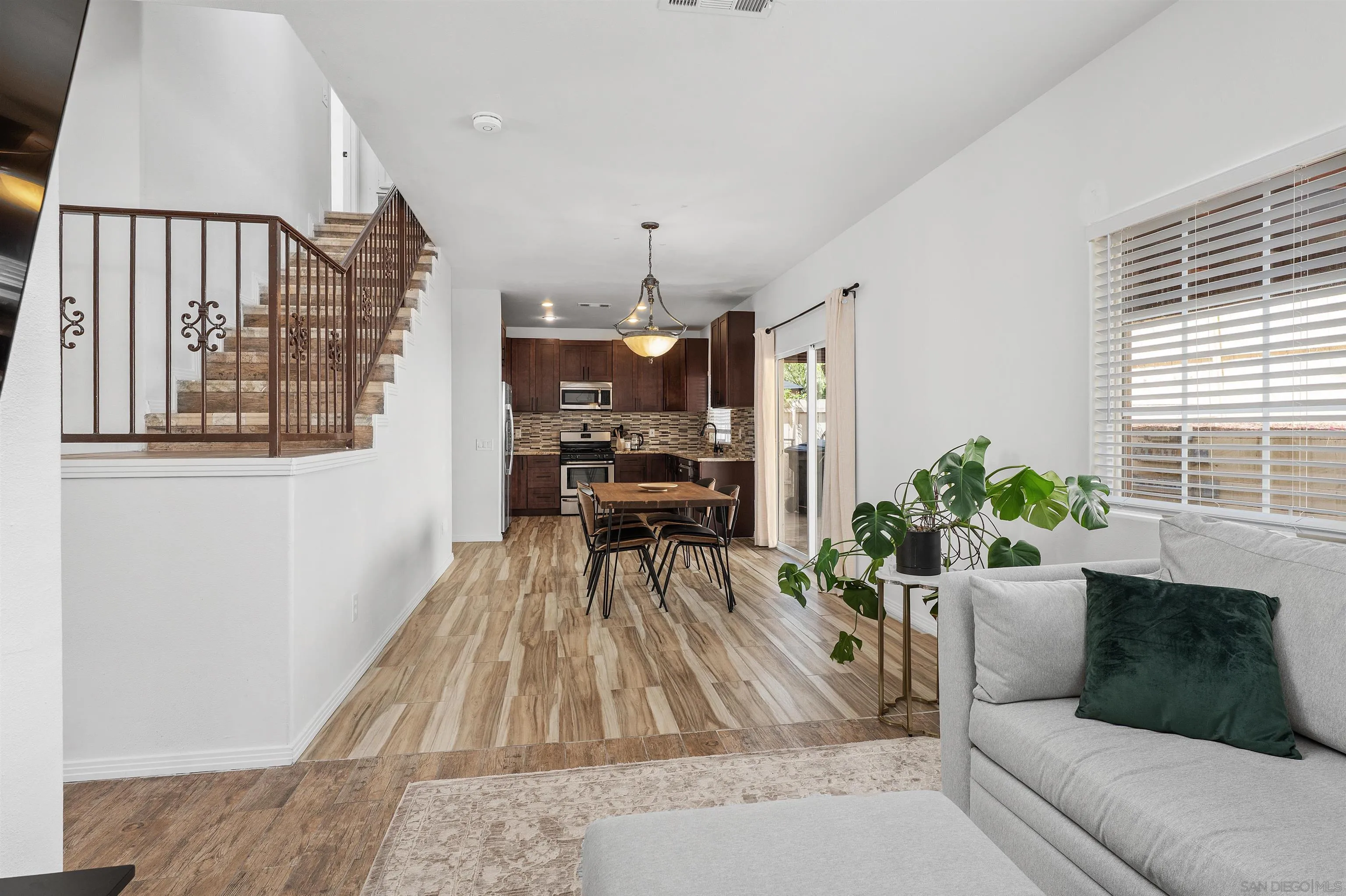 https://cdn.realtyfeed.com/cdn/127/250040683/fdae1434b75f6180e8cd70a9fffd3d20.webp