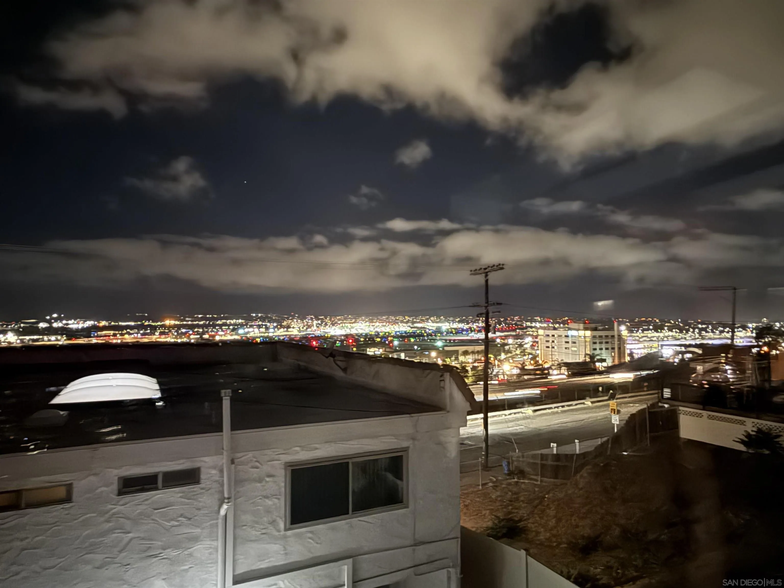 https://cdn.realtyfeed.com/cdn/127/250040700/4221950f93e7fae9a24aef637070d1fd.webp