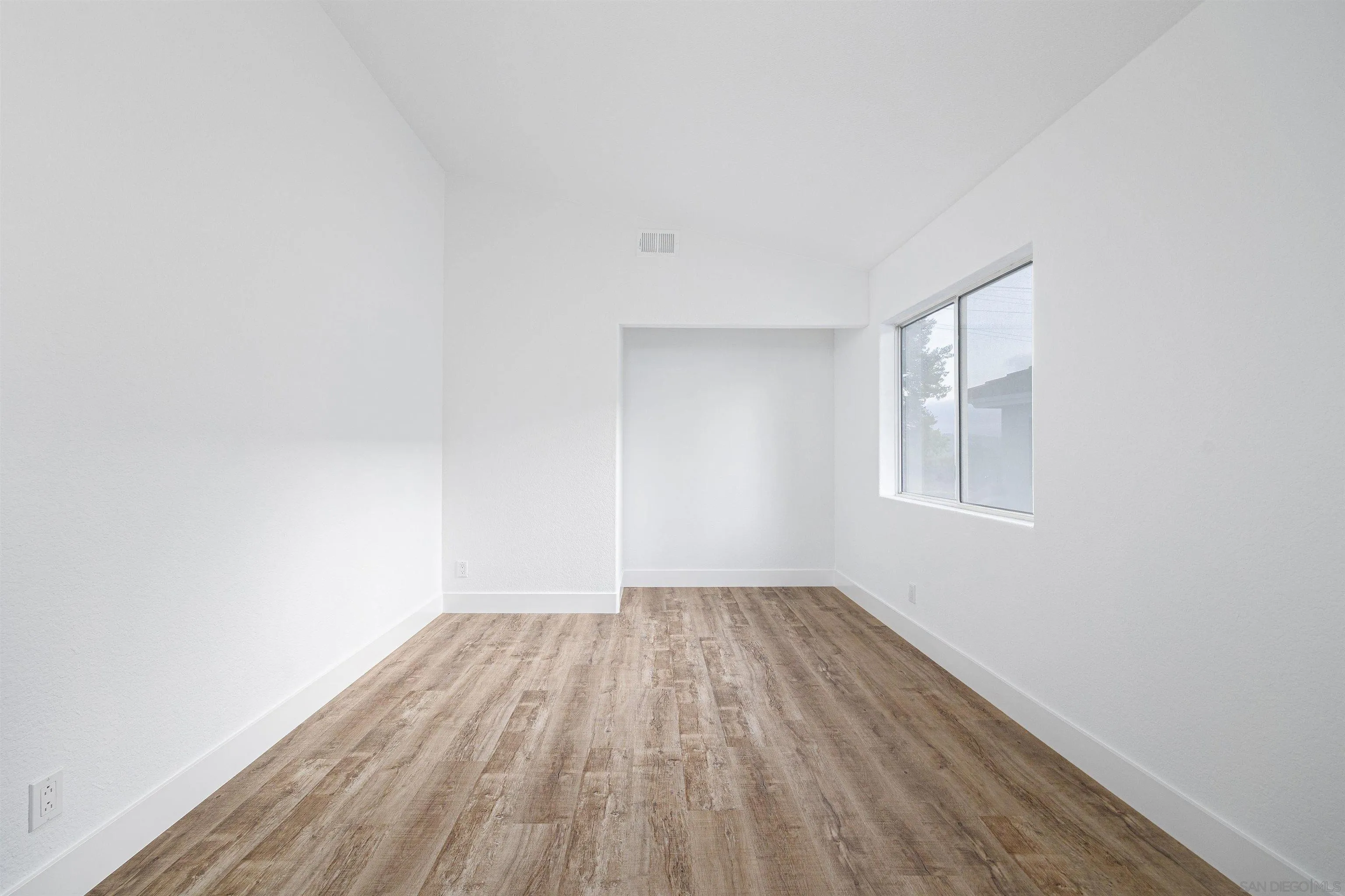 https://cdn.realtyfeed.com/cdn/127/250040703/9ebe4a836d99eb5460735b095b953ec6.webp