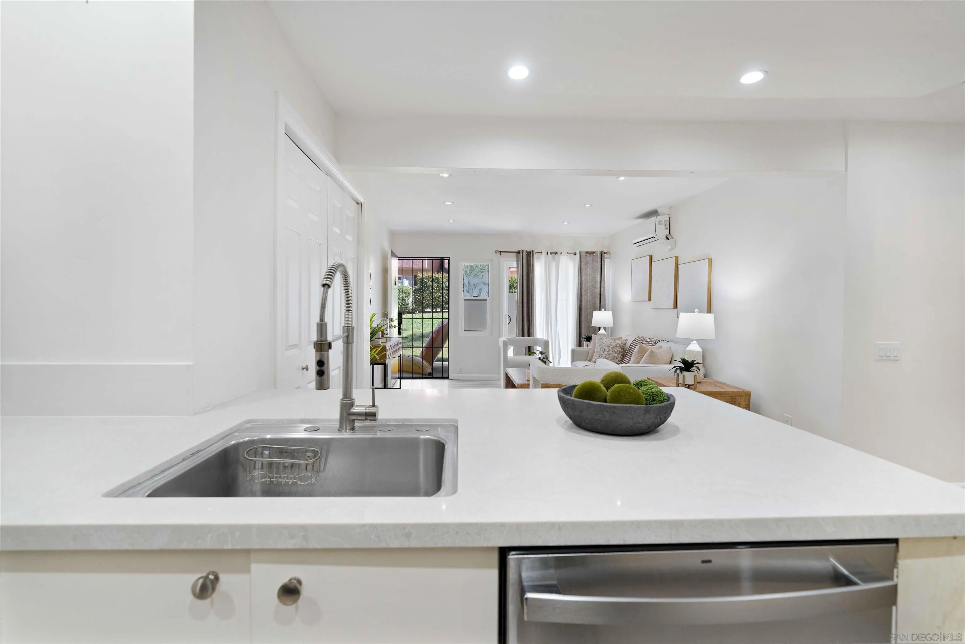https://cdn.realtyfeed.com/cdn/127/250040708/65ff28f6e06883f18faf1f8e9e594c76.webp