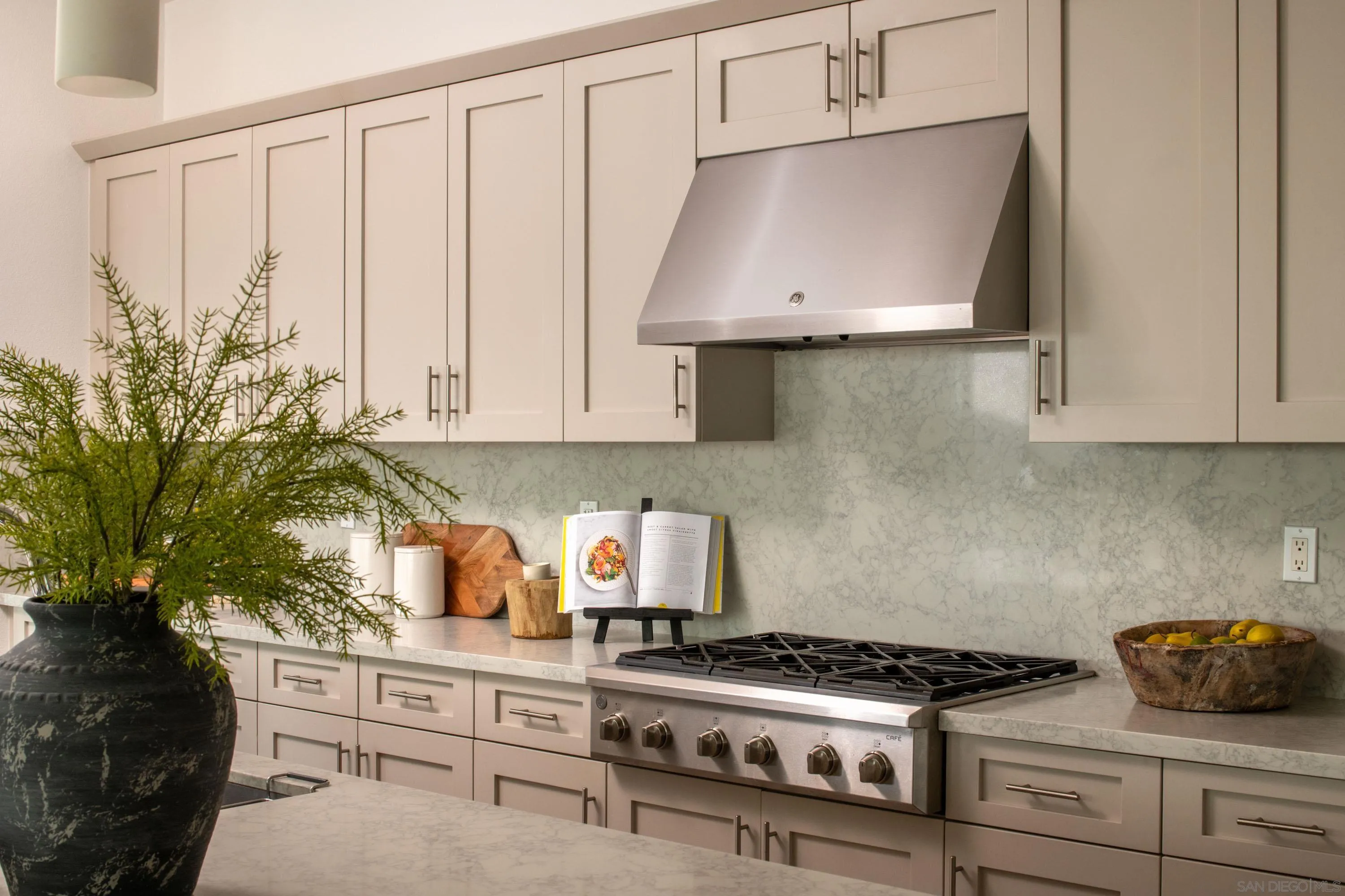 https://cdn.realtyfeed.com/cdn/127/250040709/d21f961dd8b96021a24819102ae0c8ee.webp