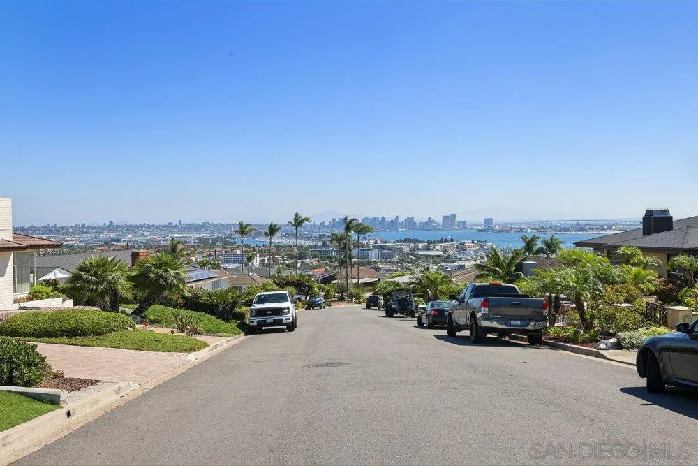 https://cdn.realtyfeed.com/cdn/127/250040713/b70e87b78660e4445bdb96f58d89e64c.webp