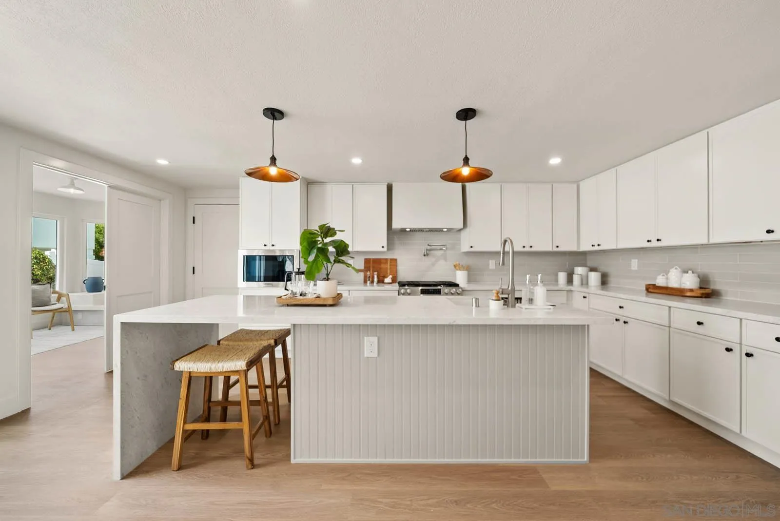 https://cdn.realtyfeed.com/cdn/127/250040747/0fa907f53b6d09de8b78a27aae7d864c.webp