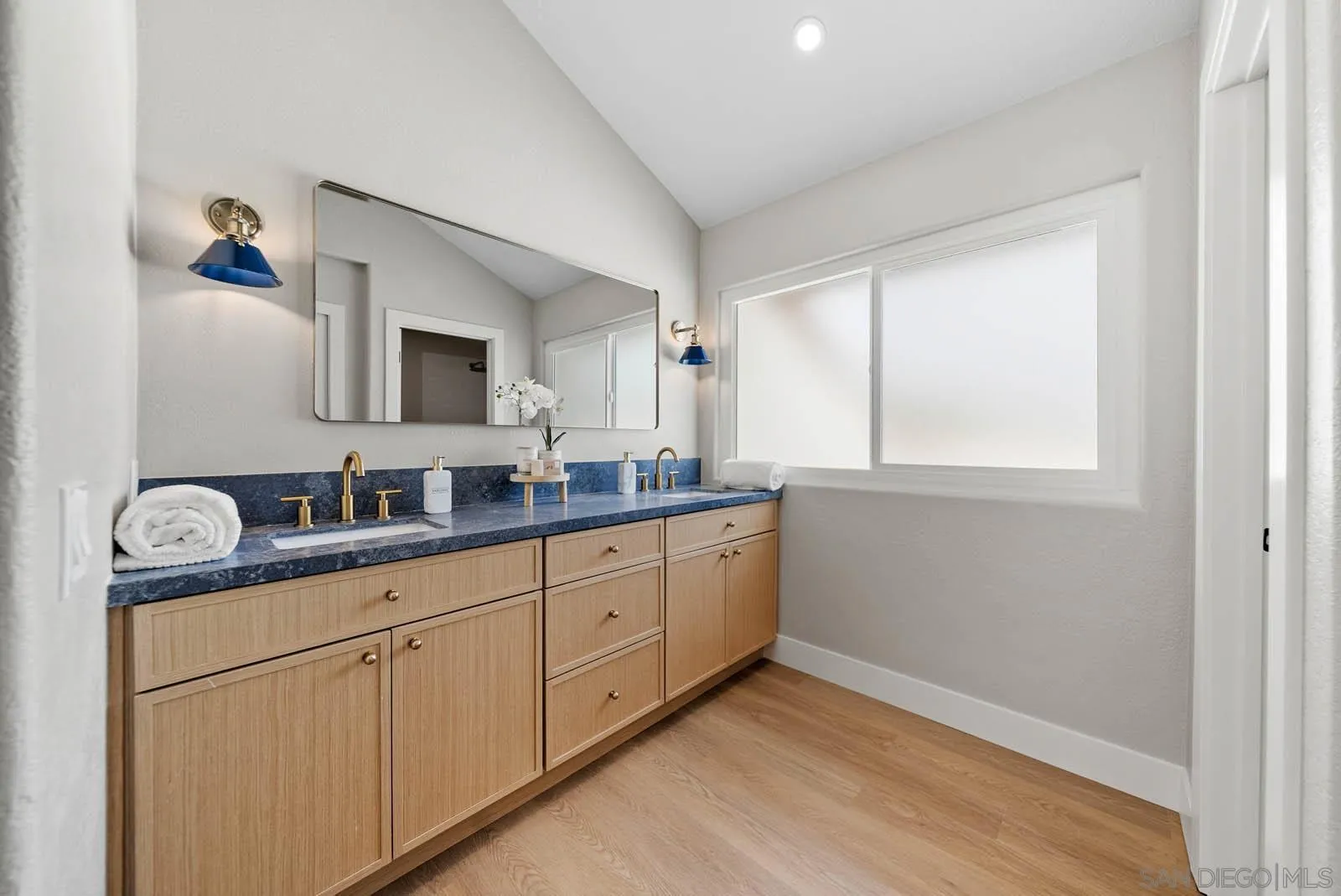 https://cdn.realtyfeed.com/cdn/127/250040747/b24fa50f97b060ef393d3eced2b3406c.webp