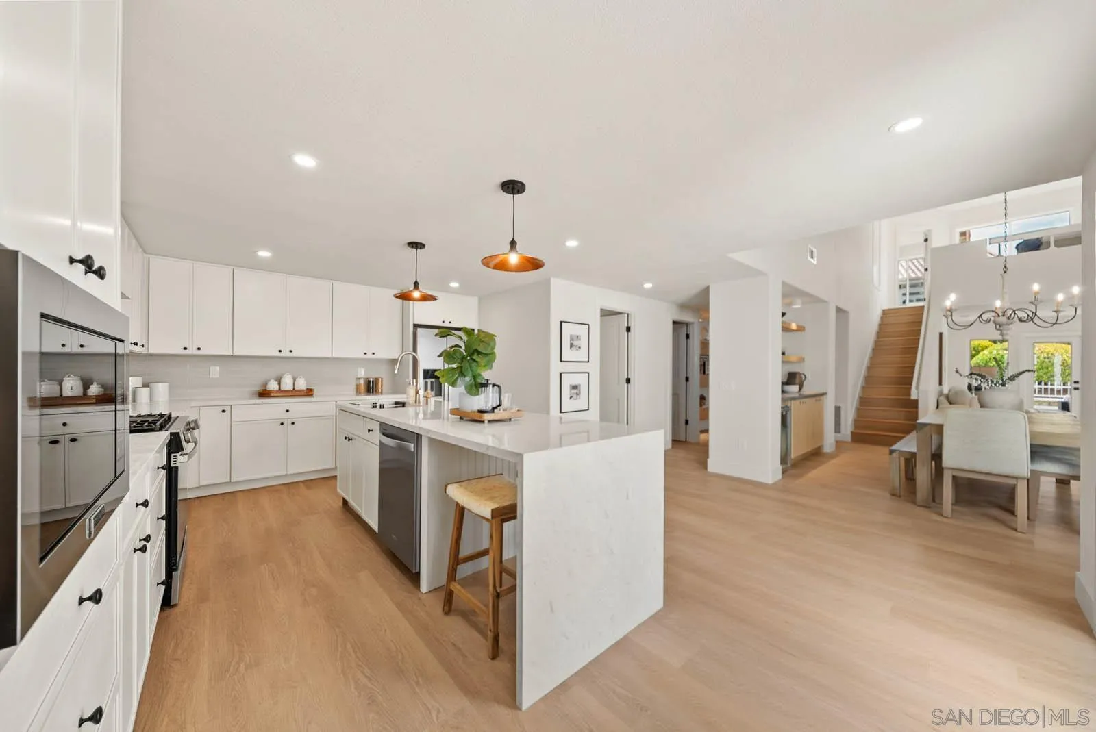 https://cdn.realtyfeed.com/cdn/127/250040747/c9c6d2dbd8b285d01c1c957a89e1830b.webp