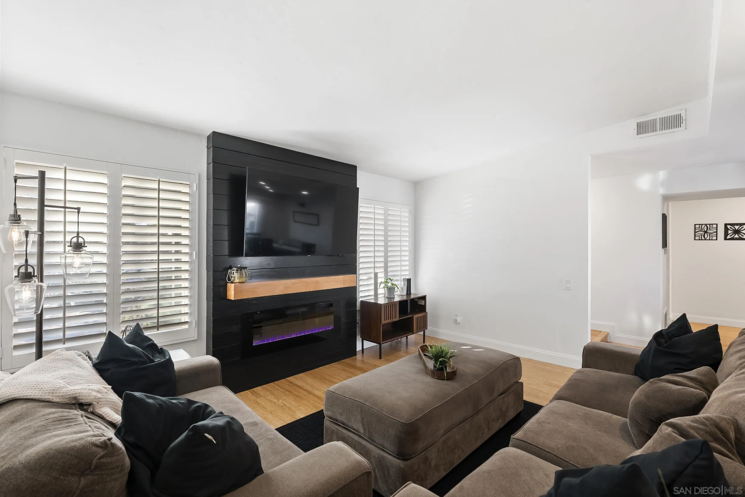 https://cdn.realtyfeed.com/cdn/127/250040750/e1ca2ecf7b36c9c6ae59d59ce91e3302.webp