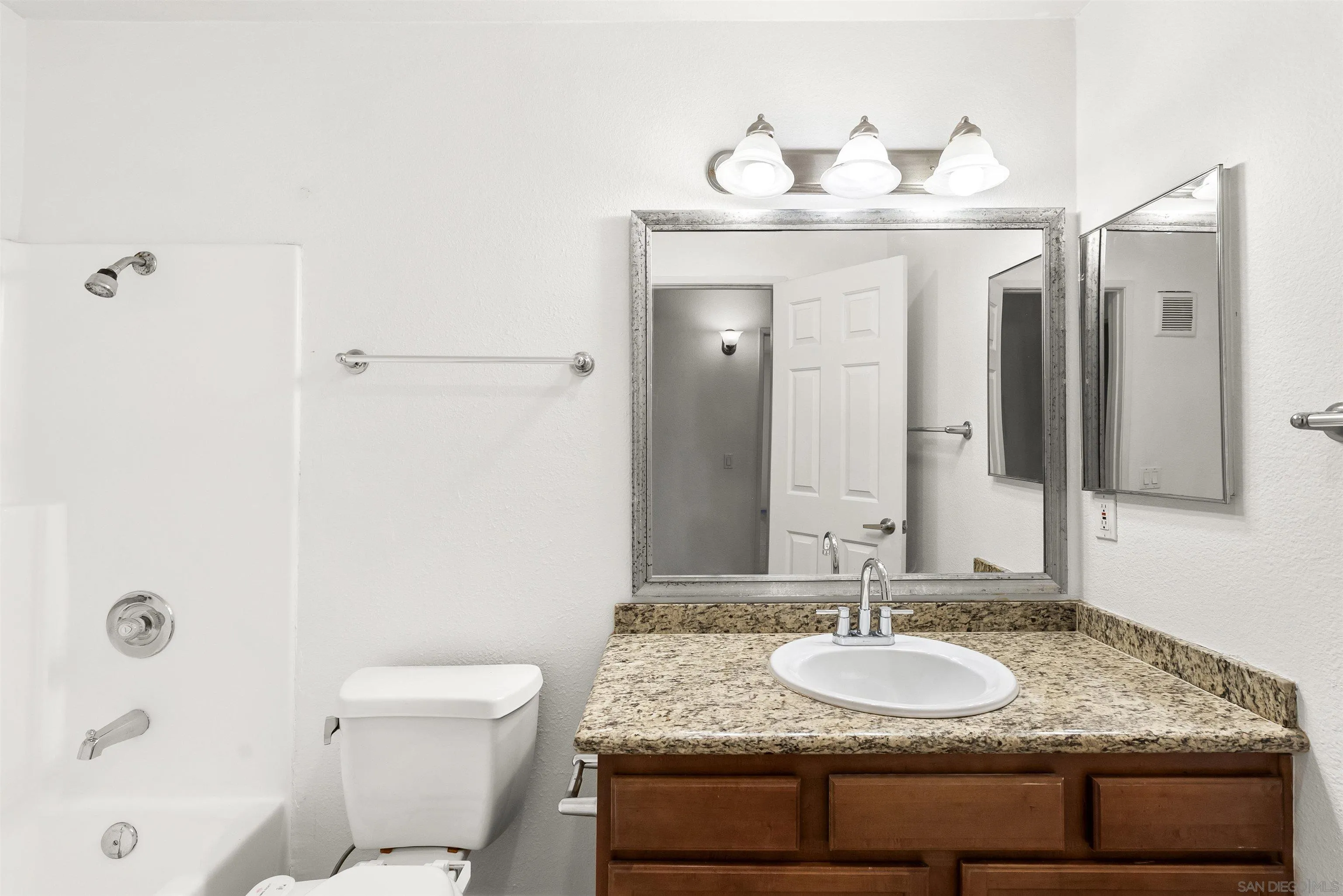 Photo #7: 250040760 Listing: Photo #7