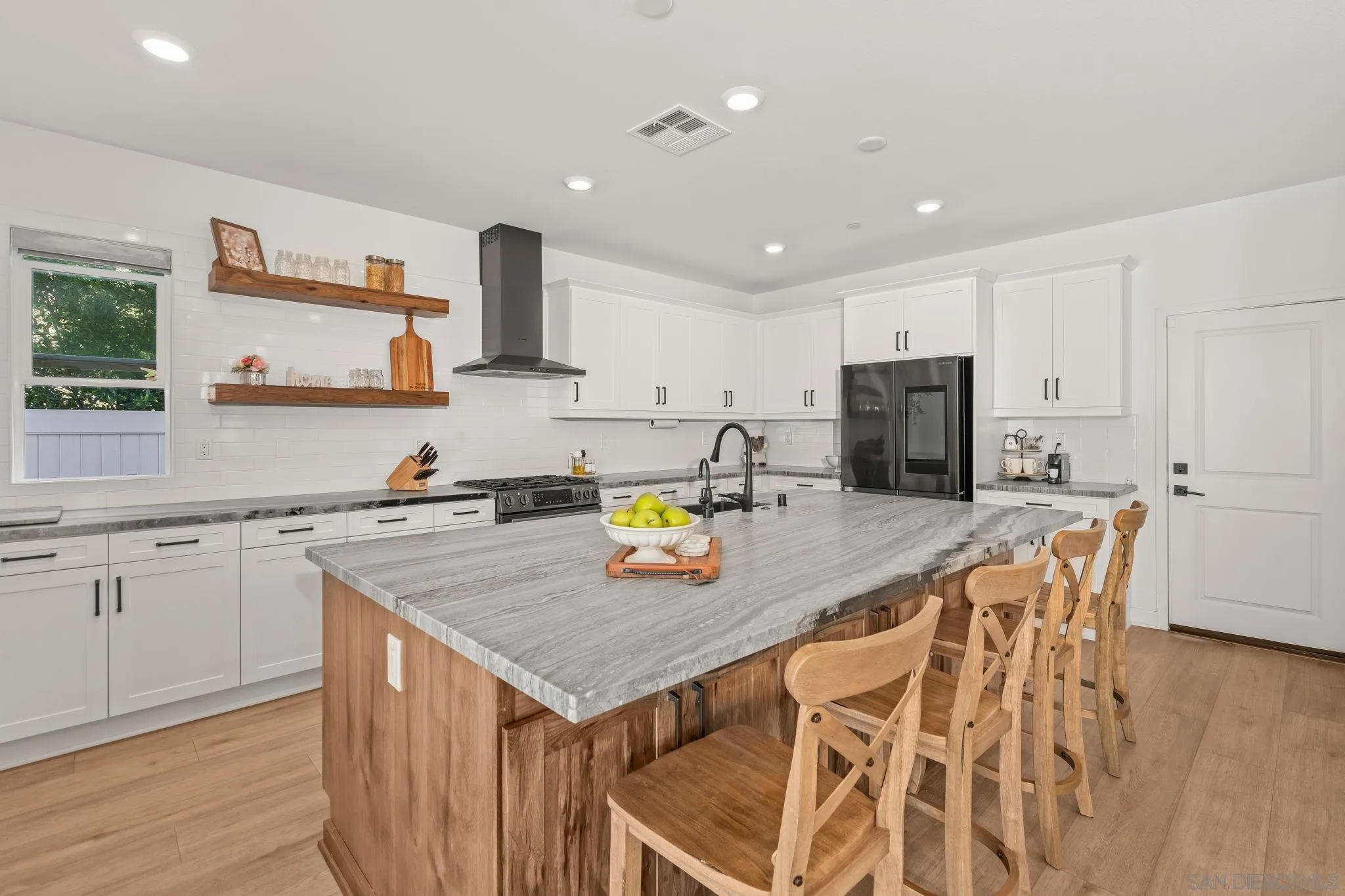 https://cdn.realtyfeed.com/cdn/127/250040785/3715de1f0d8bbb8c59497b543dbf776f.webp