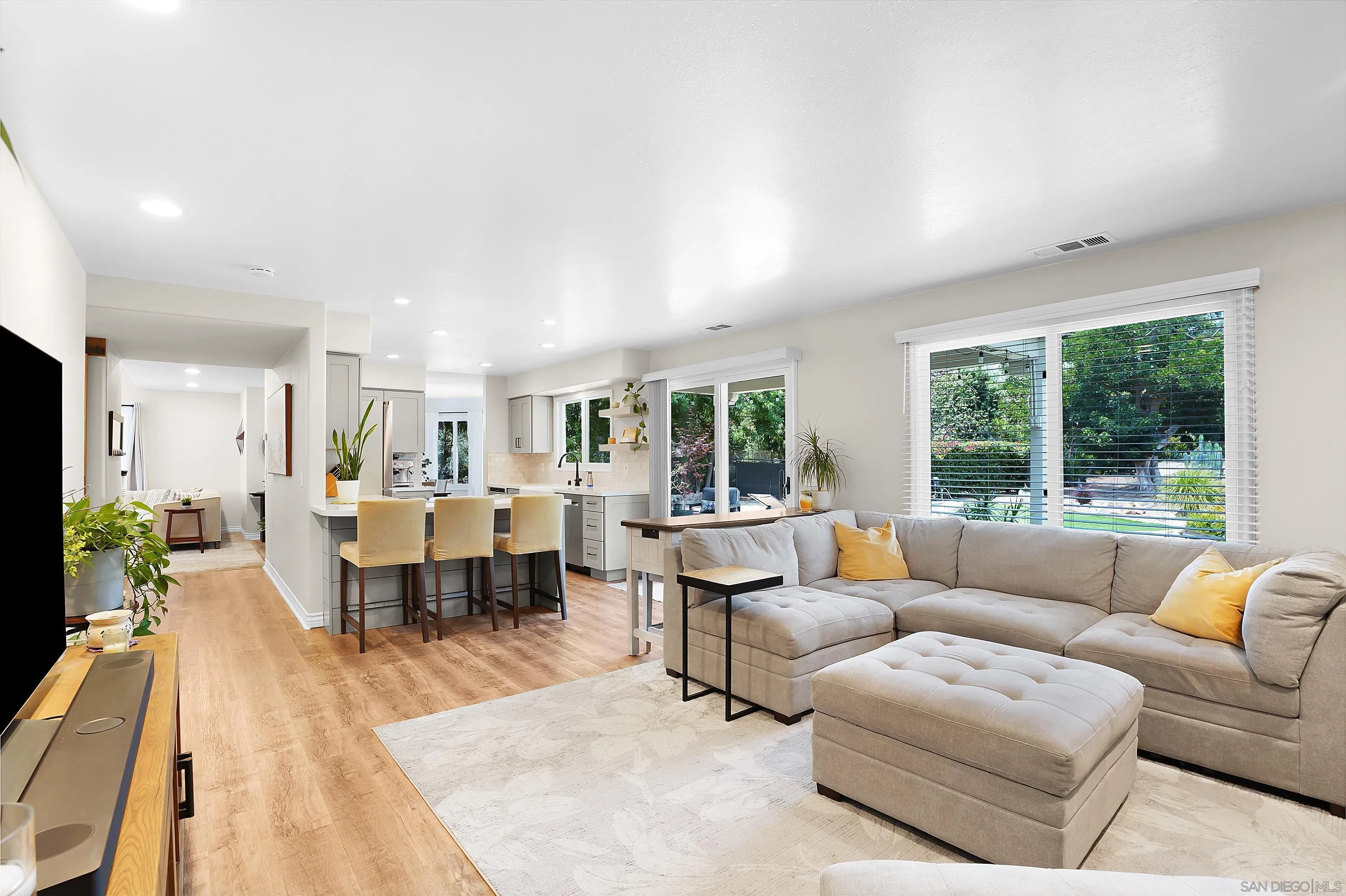 https://cdn.realtyfeed.com/cdn/127/250040828/0cbadf52a079b30021e099db09b198e8.webp