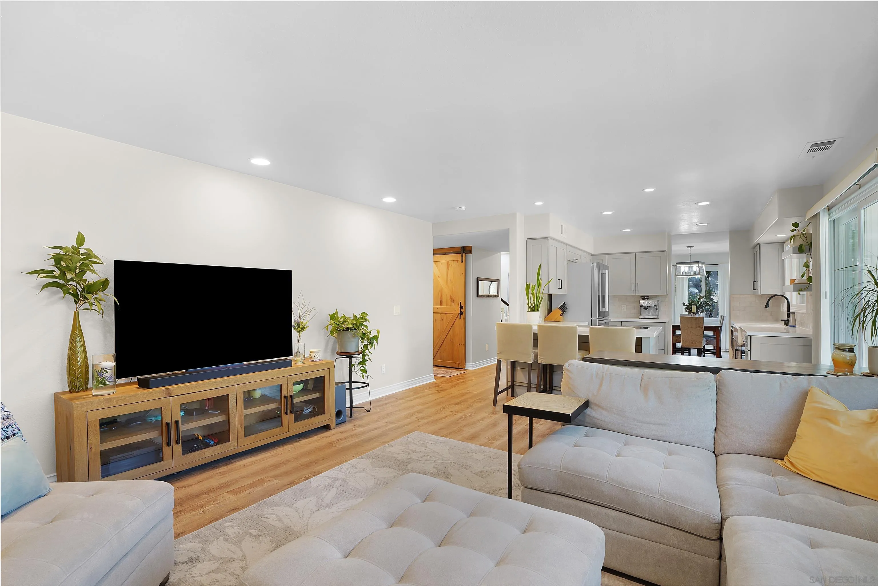 https://cdn.realtyfeed.com/cdn/127/250040828/fc0f565ff3f72b893c17b79b85470e95.webp