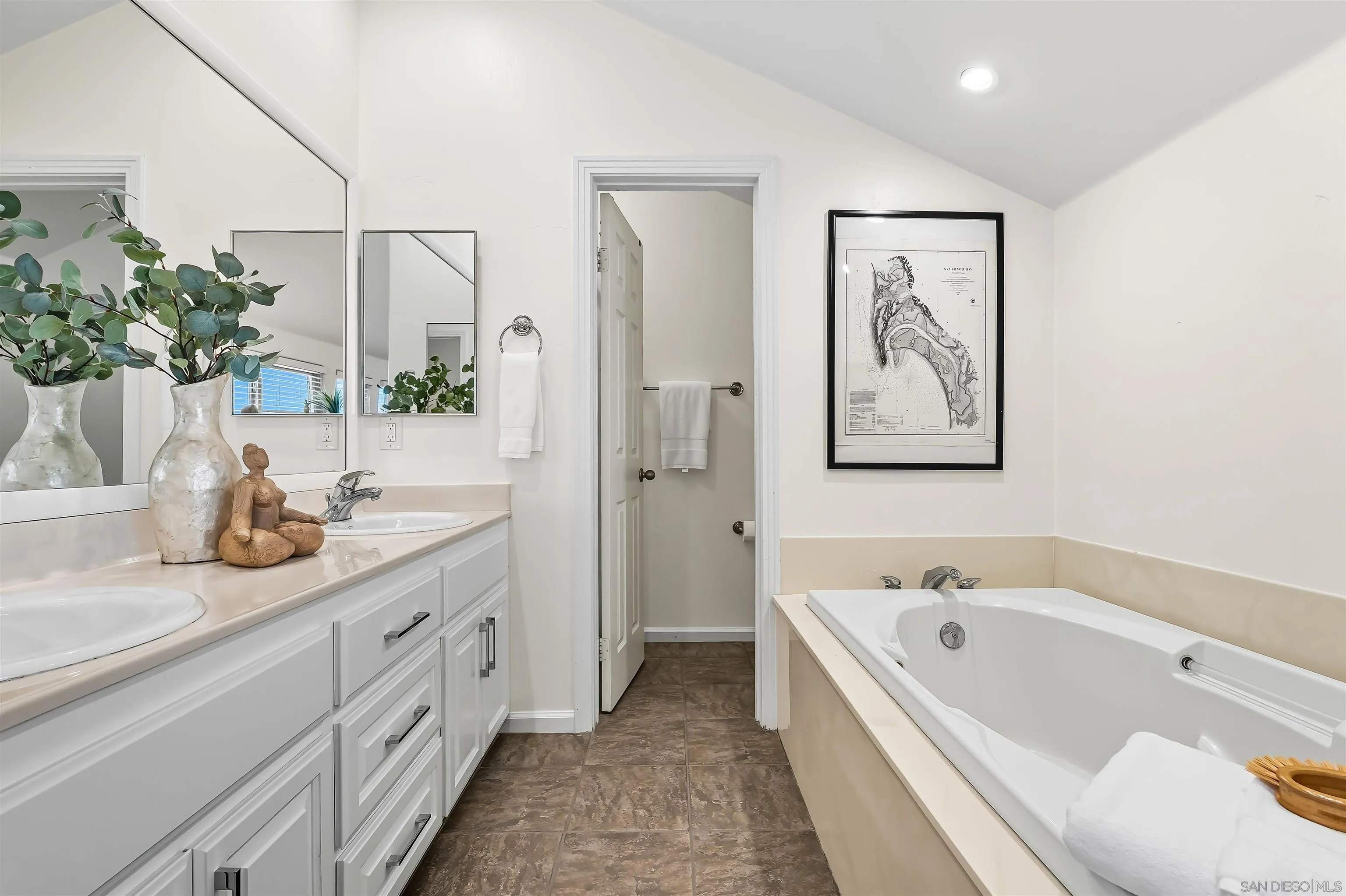 https://cdn.realtyfeed.com/cdn/127/250040847/36c6c9bbfd71bb534d206ebb80c54423.webp