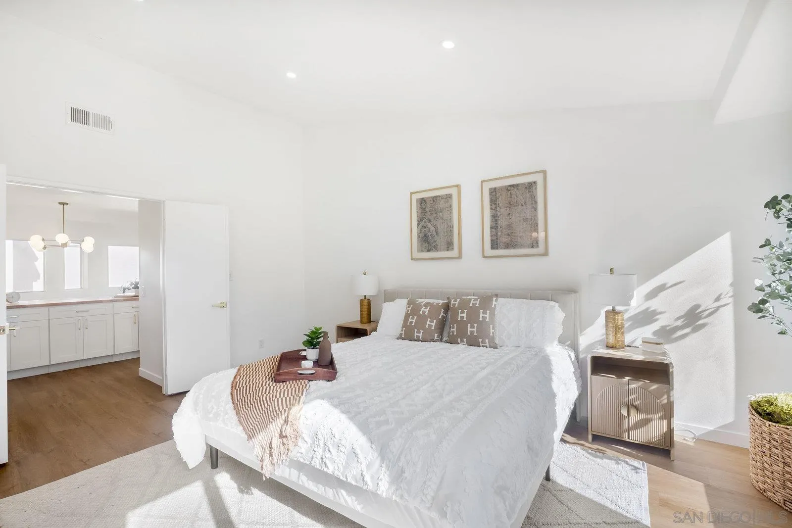 https://cdn.realtyfeed.com/cdn/127/250040873/c8c4c34e2ca8adbace5a4b96c161ca72.webp
