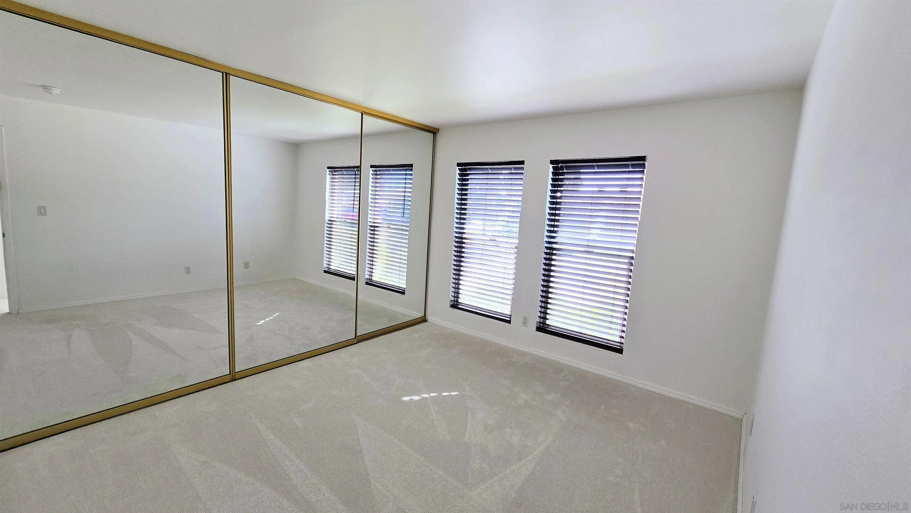 https://cdn.realtyfeed.com/cdn/127/250040881/2a1c947f0924bd76c7dcb27978d3447f.webp