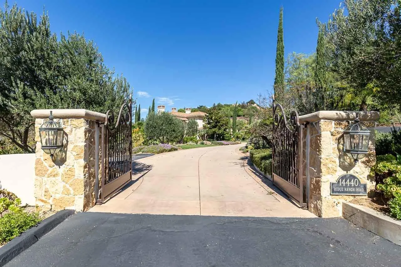 https://cdn.realtyfeed.com/cdn/127/250040911/18a8f4cc8aa357ae70eda57d17f6f9a5.webp
