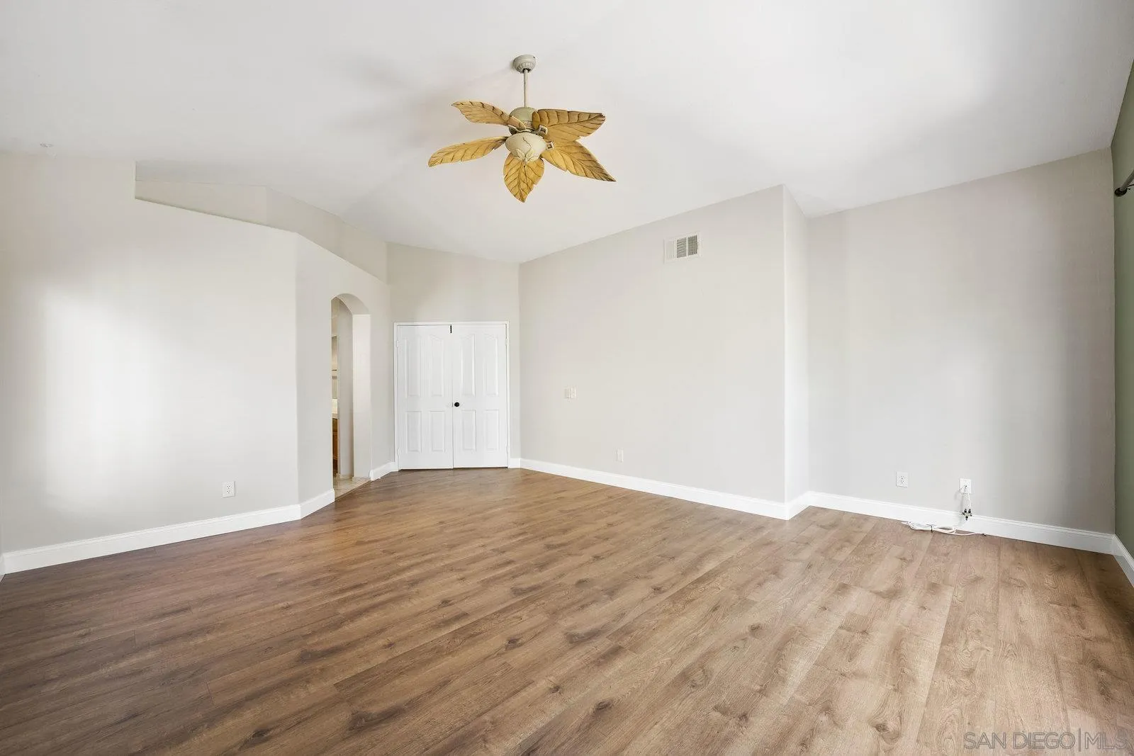 https://cdn.realtyfeed.com/cdn/127/250040913/2e24f0309a6f77469245d871e82be2cd.webp