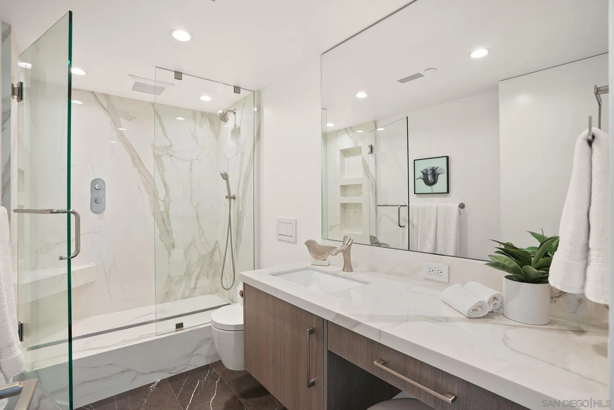 https://cdn.realtyfeed.com/cdn/127/250040950/eb8ea4fe40bb07de11275ccf23dbea48.webp
