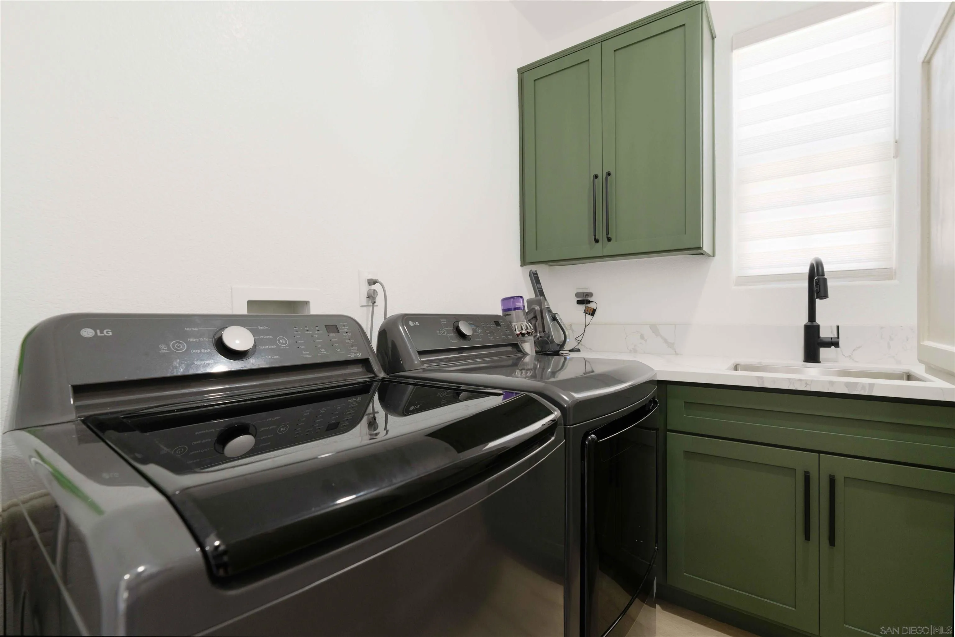 https://cdn.realtyfeed.com/cdn/127/250040965/d943b9e19c37477b9505fb768ad91c65.webp