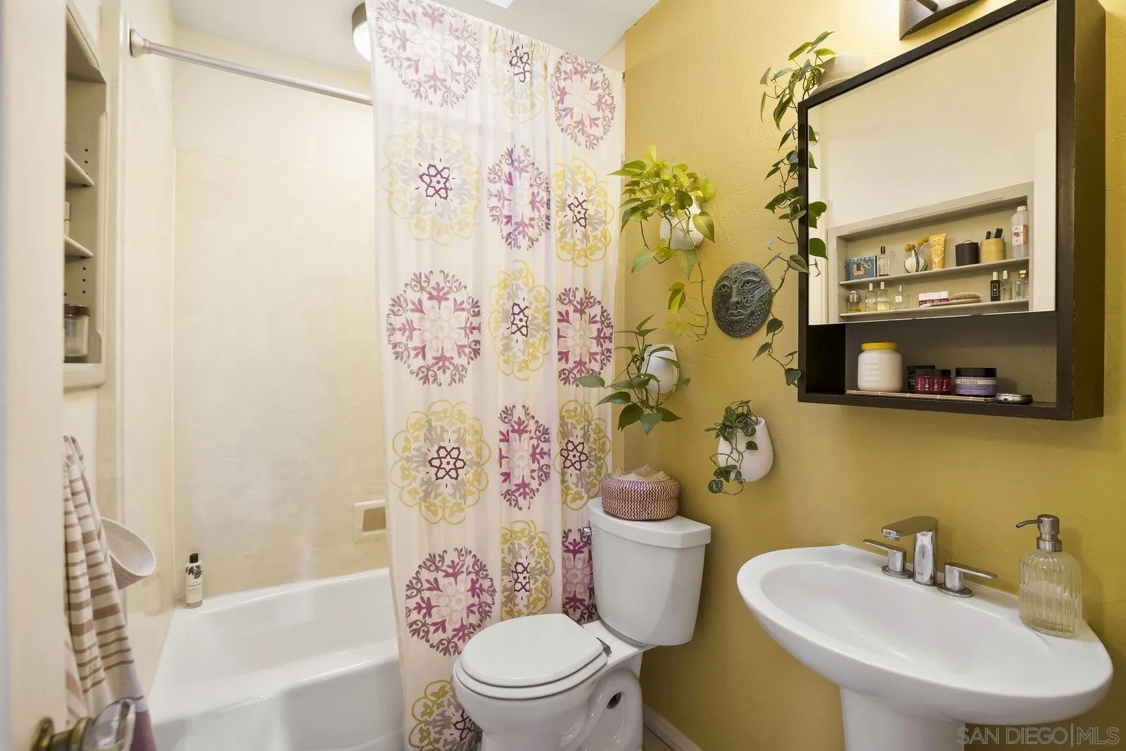 https://cdn.realtyfeed.com/cdn/127/250040972/96db4dbdb241f8d9cfaf2be6599f2377.webp