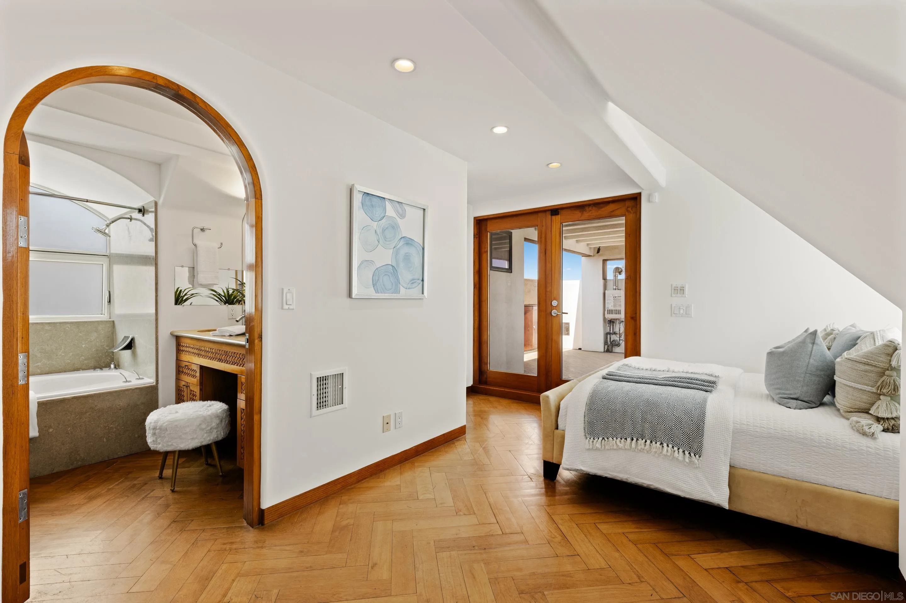https://cdn.realtyfeed.com/cdn/127/250040981/0f27c83a440fd6824ba3f971c153f7e3.webp