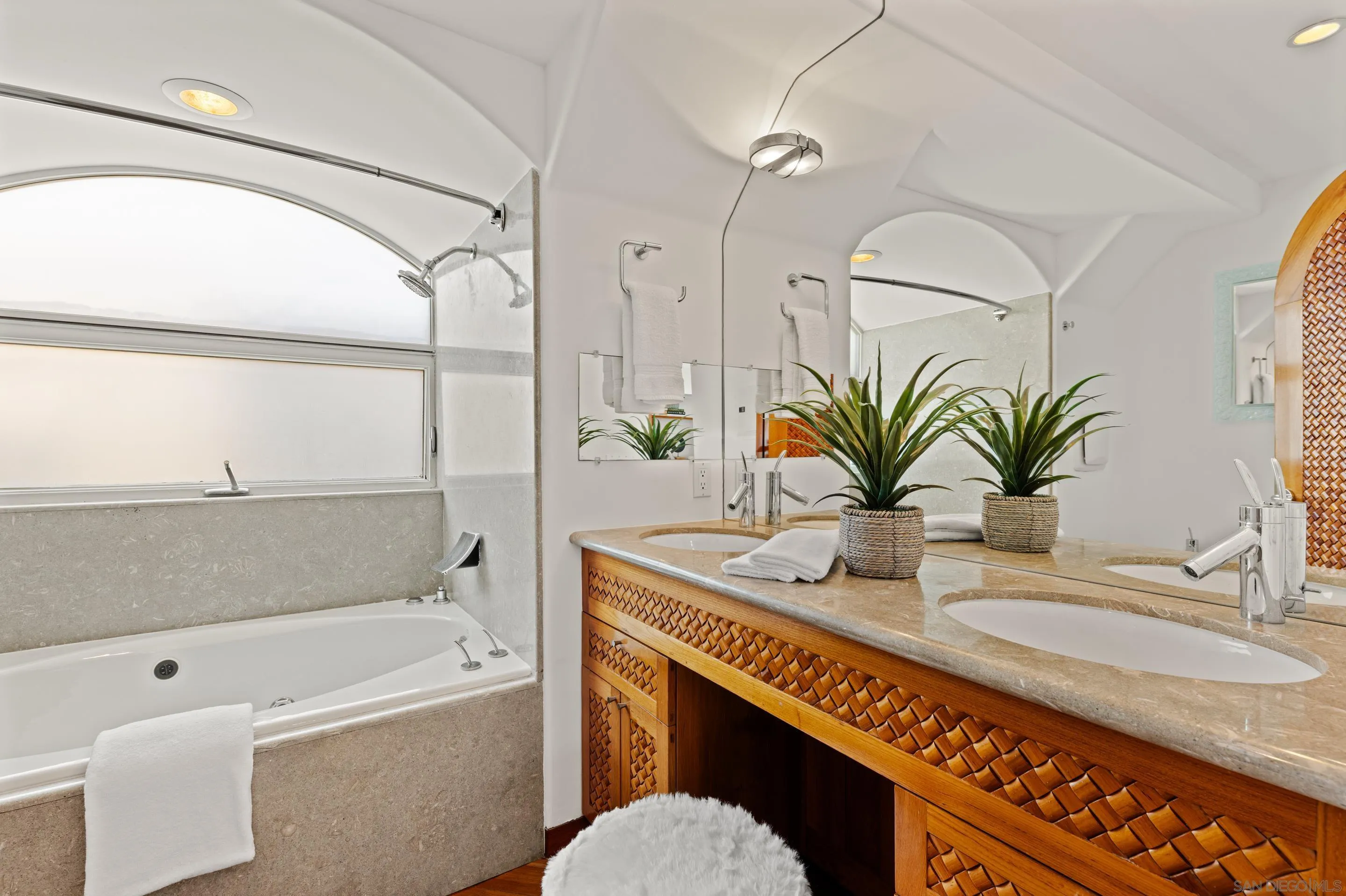 https://cdn.realtyfeed.com/cdn/127/250040981/26e44241806b7d2599250a8244234acb.webp