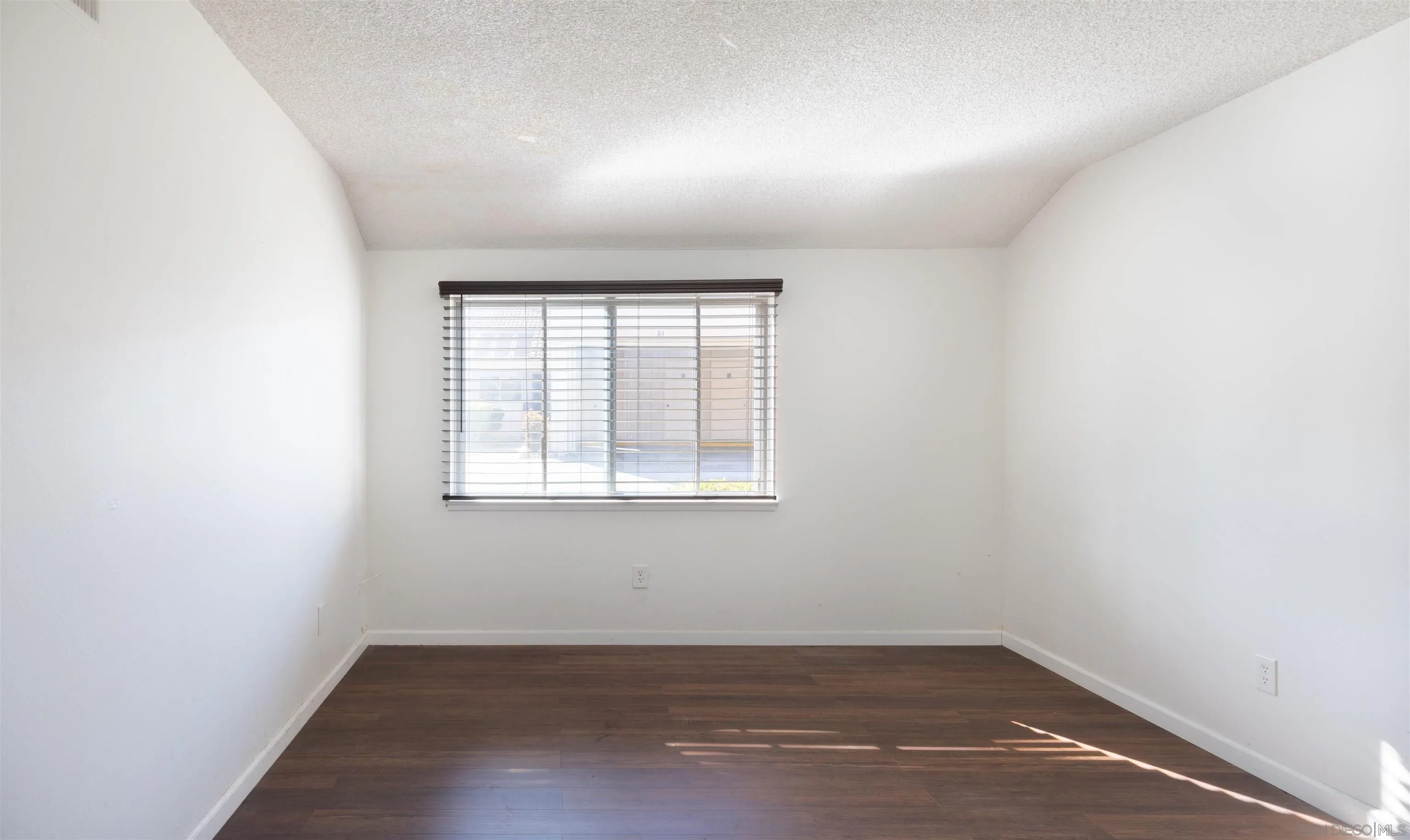 https://cdn.realtyfeed.com/cdn/127/250041009/94c5e84167519685c36e854918aafddf.webp
