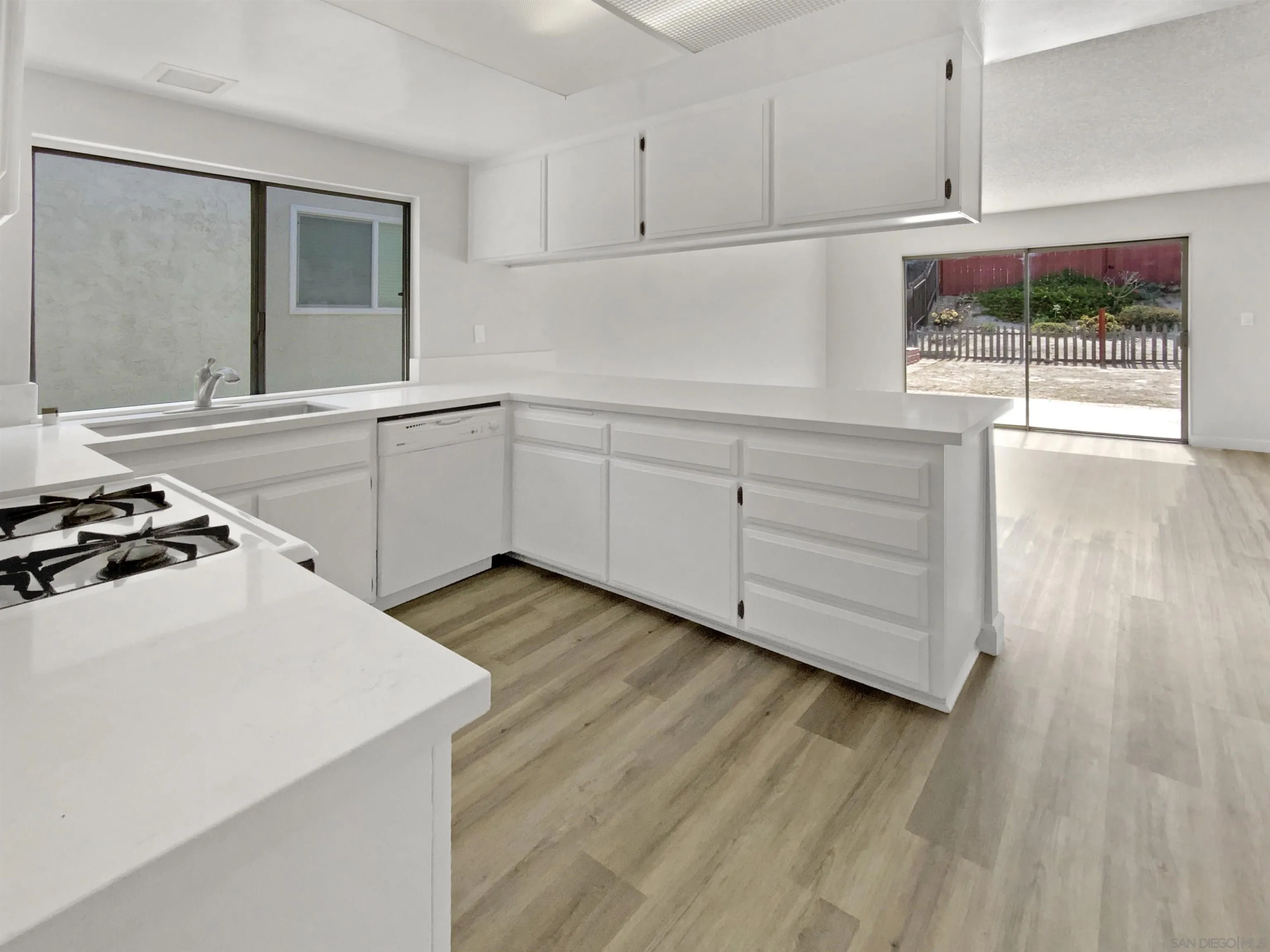 https://cdn.realtyfeed.com/cdn/127/250041018/fb439d3f288321f3322d3f9fcb96023e.webp