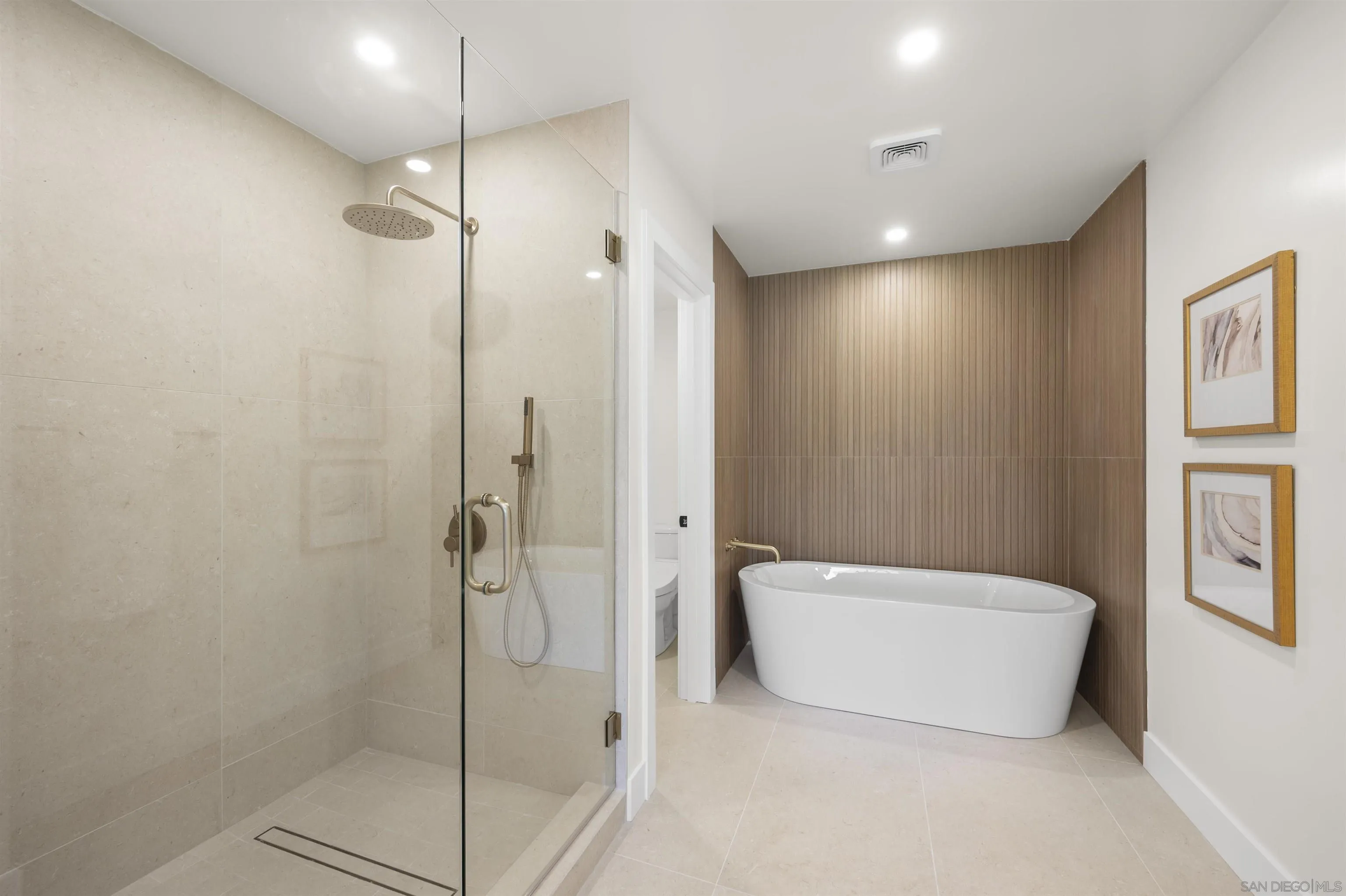 https://cdn.realtyfeed.com/cdn/127/250041023/2d0b644c63e39a37f918483e1ba4d255.webp