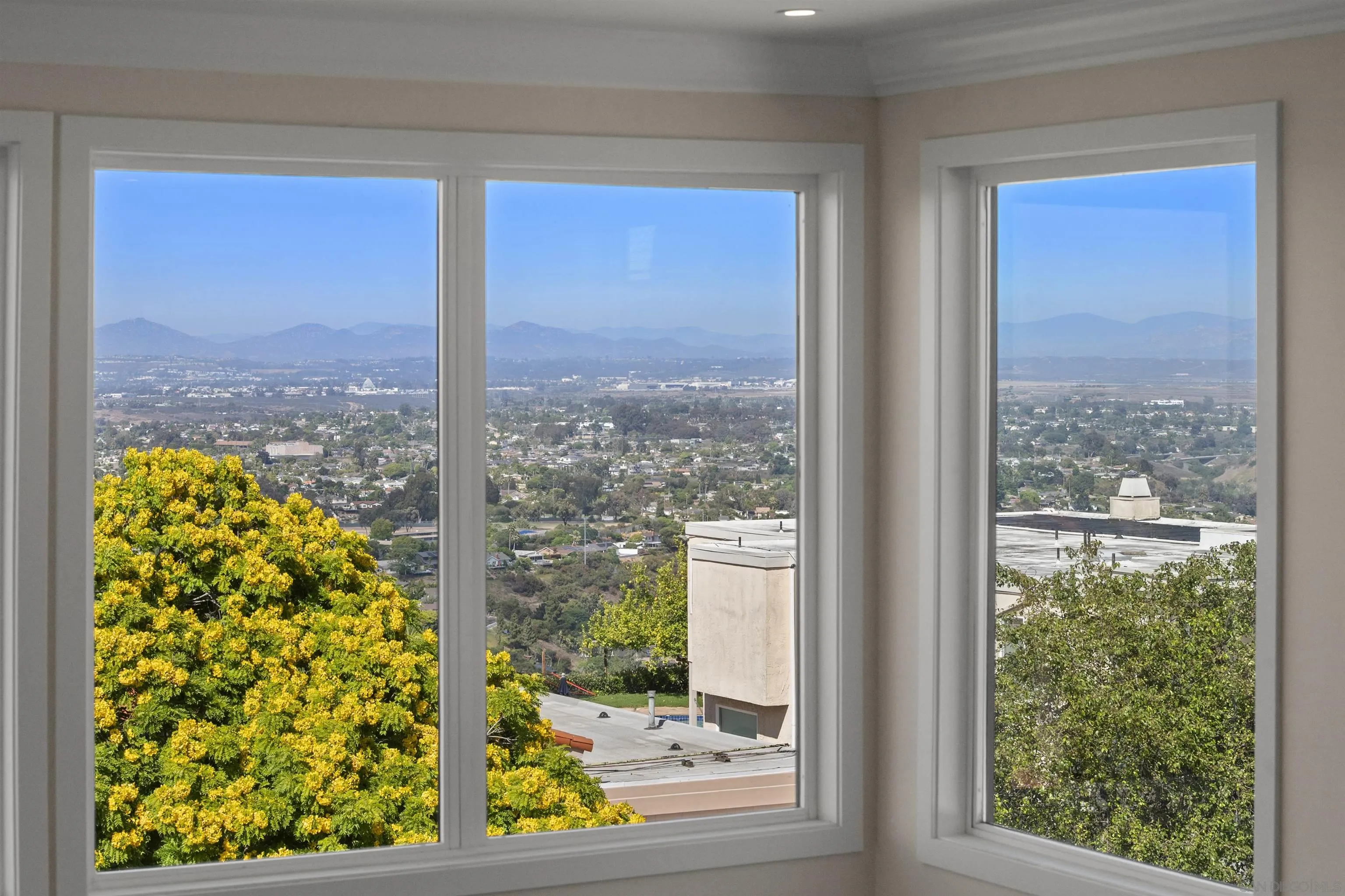 https://cdn.realtyfeed.com/cdn/127/250041023/42d2fb8ac5b5eb12de8971571a3d5662.webp