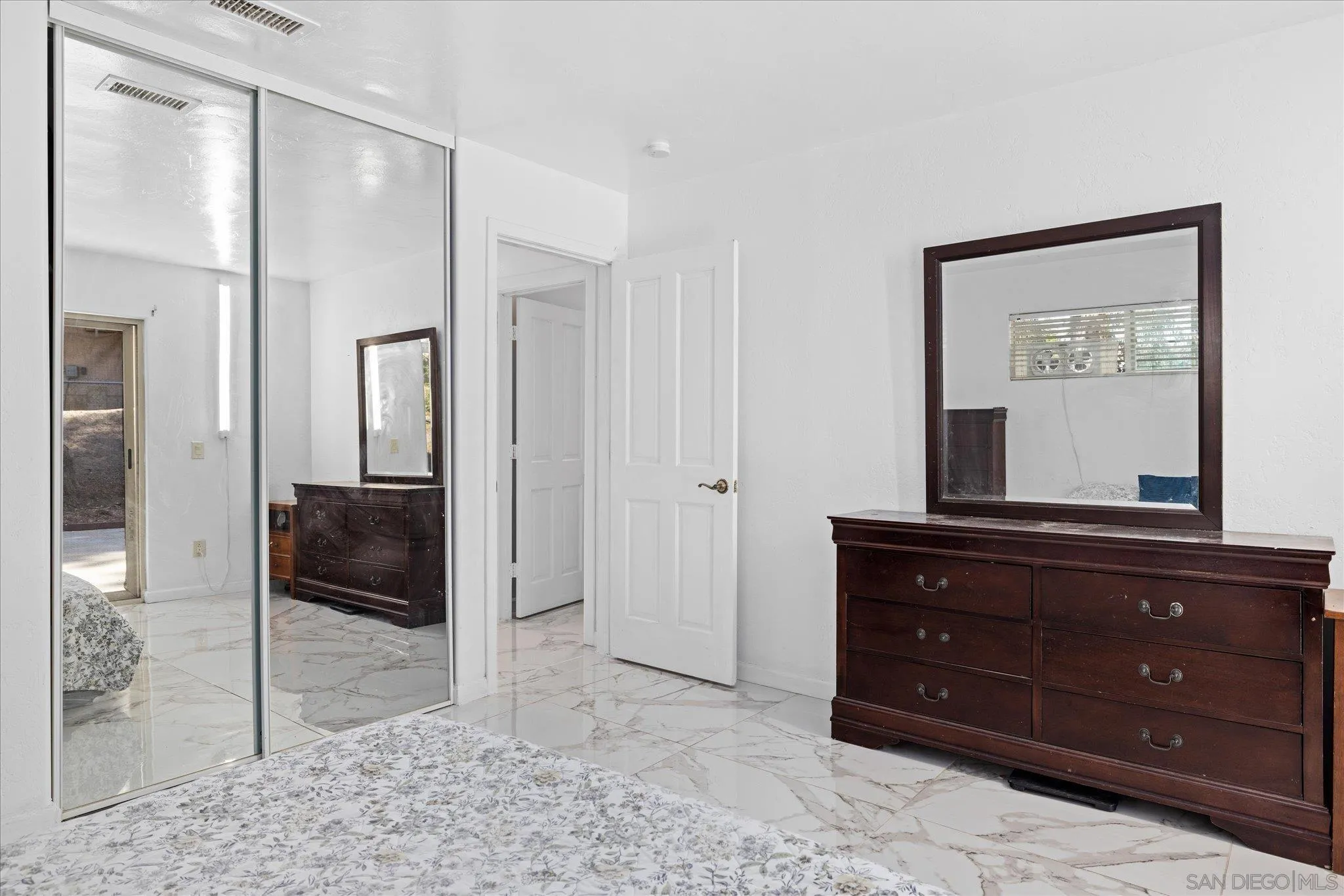 https://cdn.realtyfeed.com/cdn/127/250041024/98d6f5312bdf4cf919014e1a3719dfcd.webp