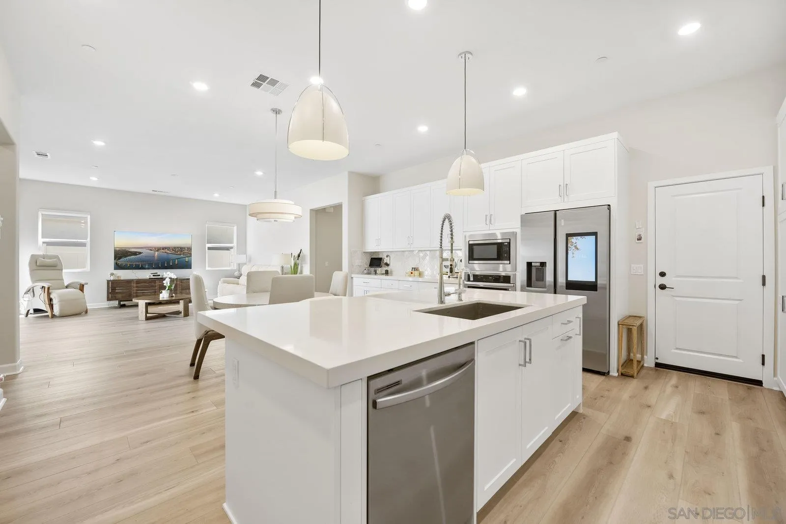 https://cdn.realtyfeed.com/cdn/127/250041036/db18d8e98380cd7d577e38761faf30b4.webp