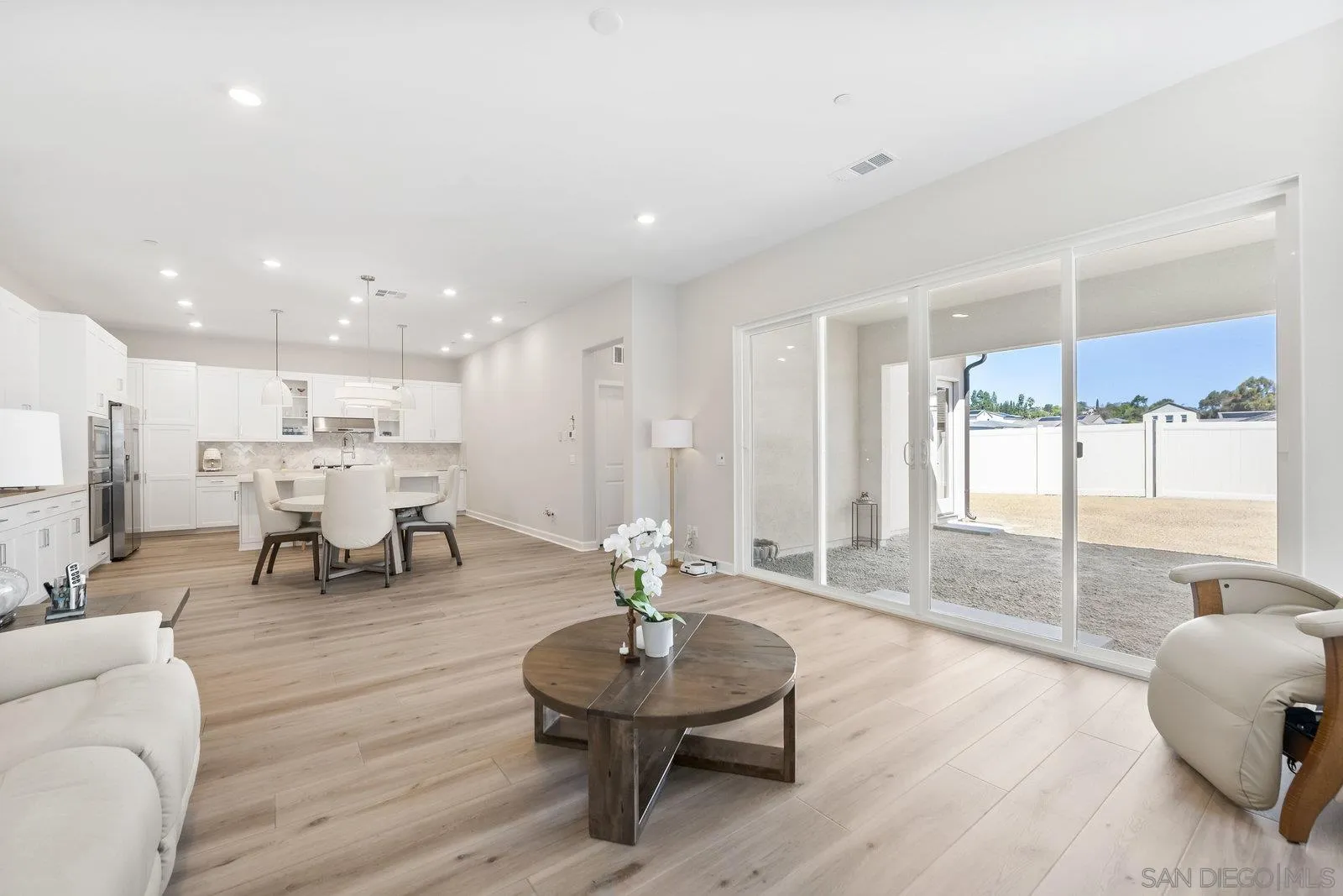 https://cdn.realtyfeed.com/cdn/127/250041036/de14b2066419b11dcfa5bb4ca5b89cc5.webp