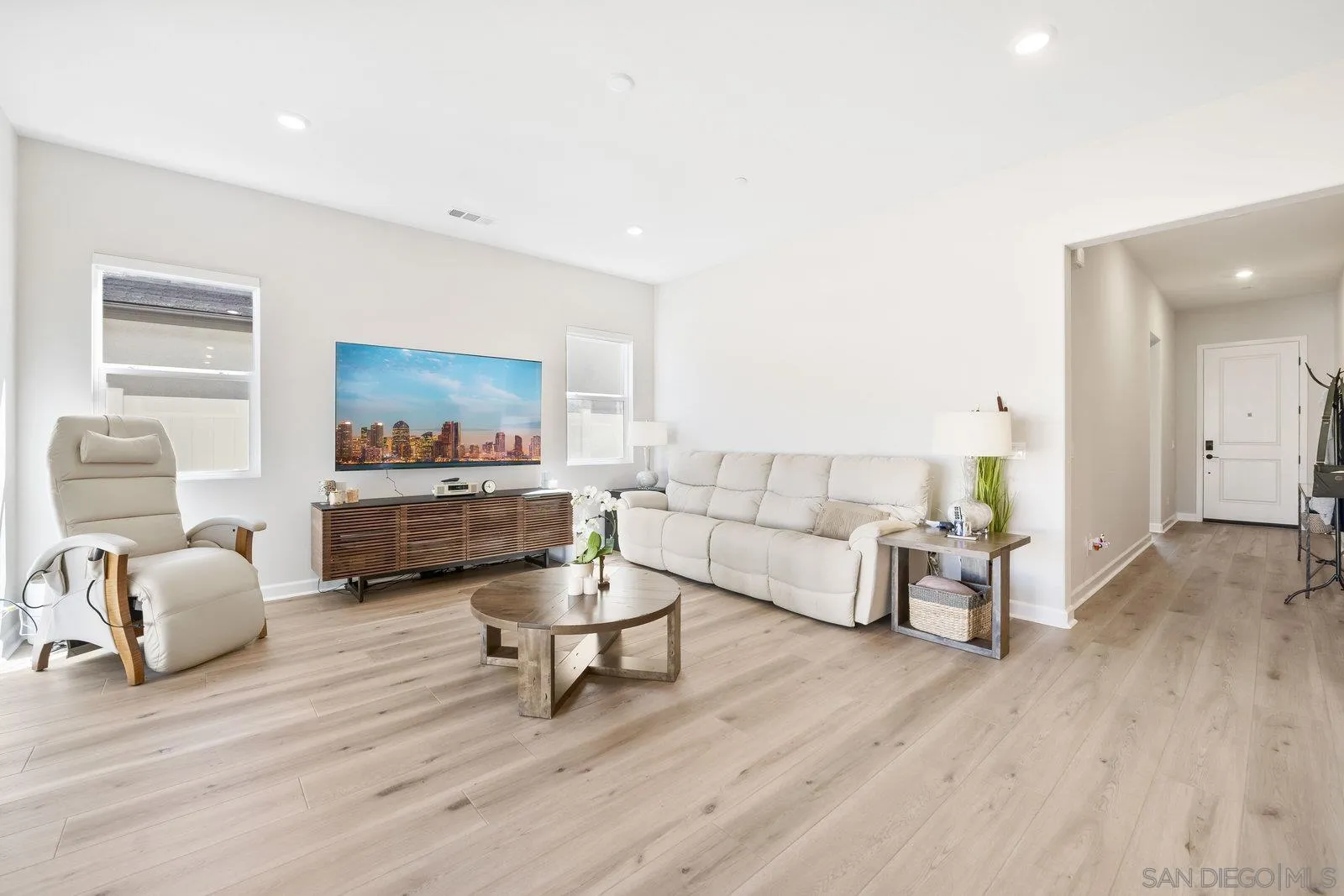 https://cdn.realtyfeed.com/cdn/127/250041036/ee047f61980b4c0a9f1f56fb87a4ab7d.webp