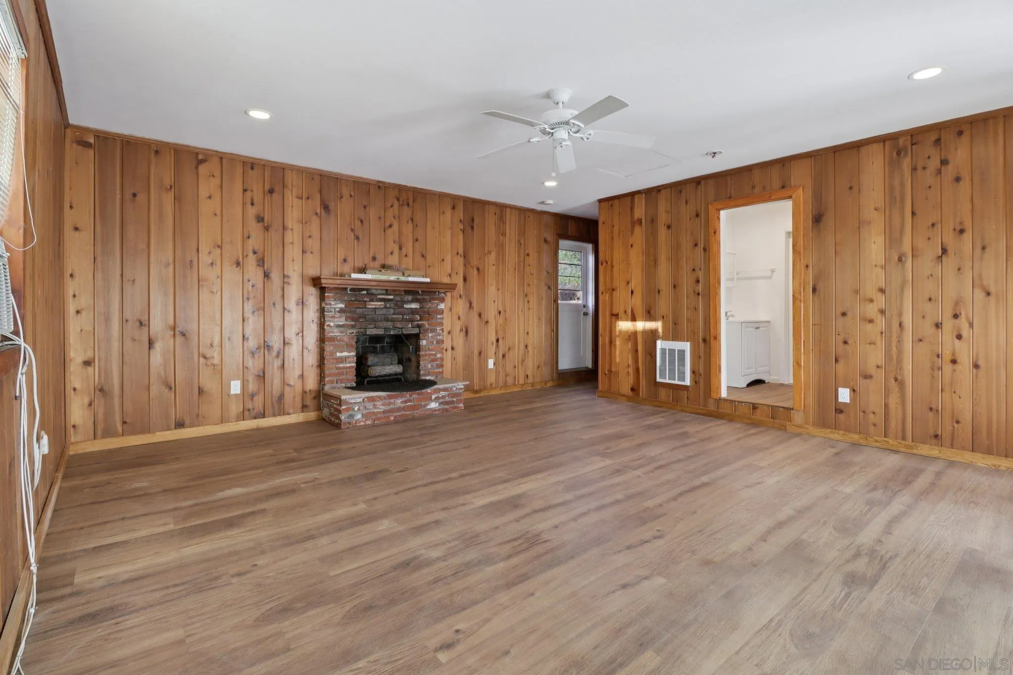 https://cdn.realtyfeed.com/cdn/127/250041040/938882ebd7e0e6e752b15b1c174c9f1c.webp