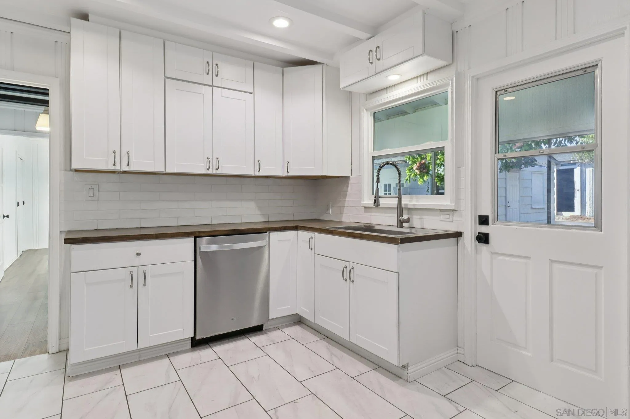 https://cdn.realtyfeed.com/cdn/127/250041040/d61c5b043785492ffd3bbca4893a7eff.webp