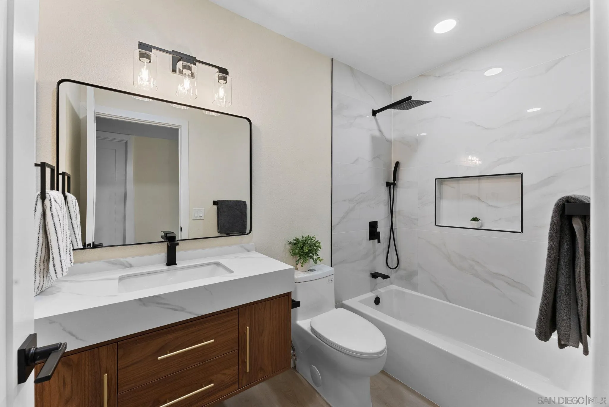 https://cdn.realtyfeed.com/cdn/127/250041057/dcb31e74c11f53e7cfd5dd6a9f8280b2.webp