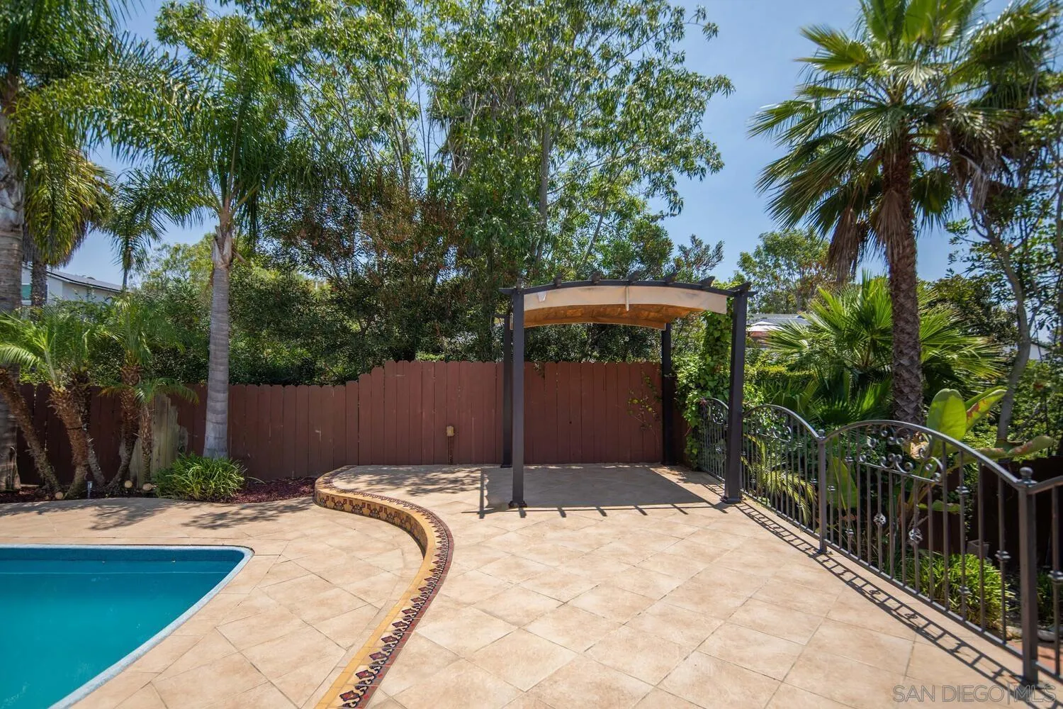 https://cdn.realtyfeed.com/cdn/127/250041063/c6180b5d74c9ed38d9b92be8603bd934.webp