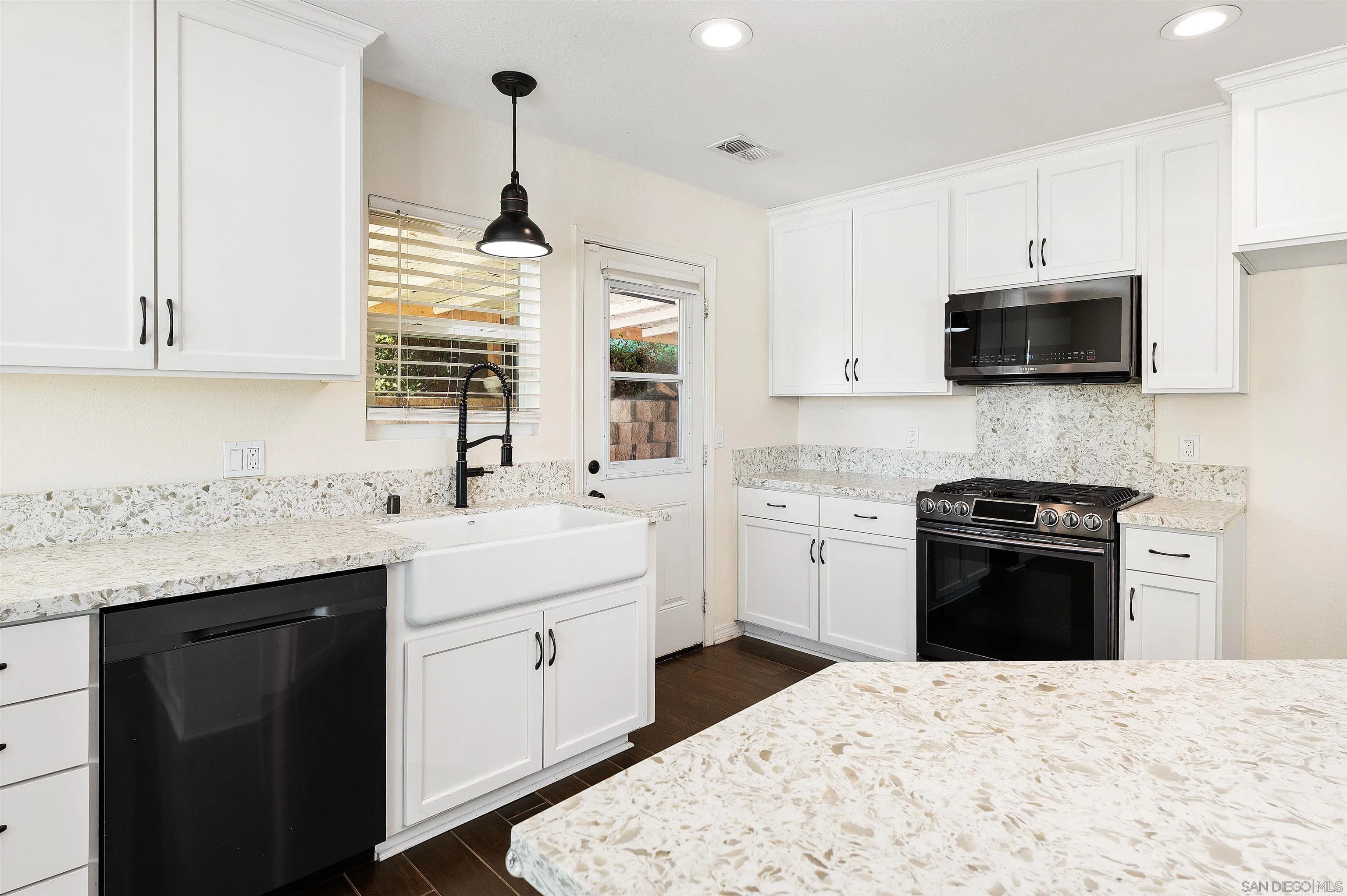 https://cdn.realtyfeed.com/cdn/127/250041066/503ba9486ae191f7f7bf60f025b78b12.webp