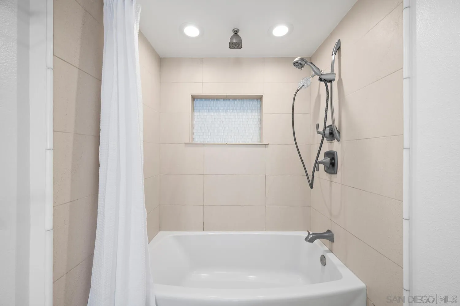 https://cdn.realtyfeed.com/cdn/127/250041088/53d0a9e4ee0c4a1899227a617f7e9875.webp