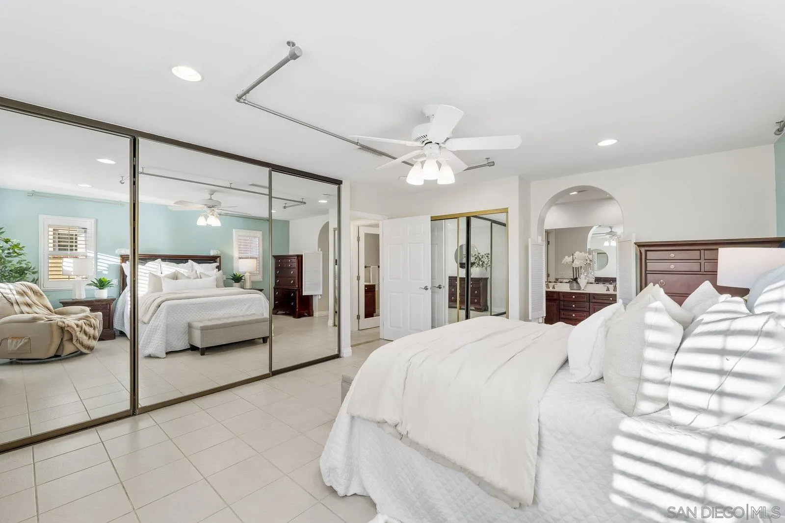 https://cdn.realtyfeed.com/cdn/127/250041091/e19018f7f84f4c899bd25730a8f88743.webp