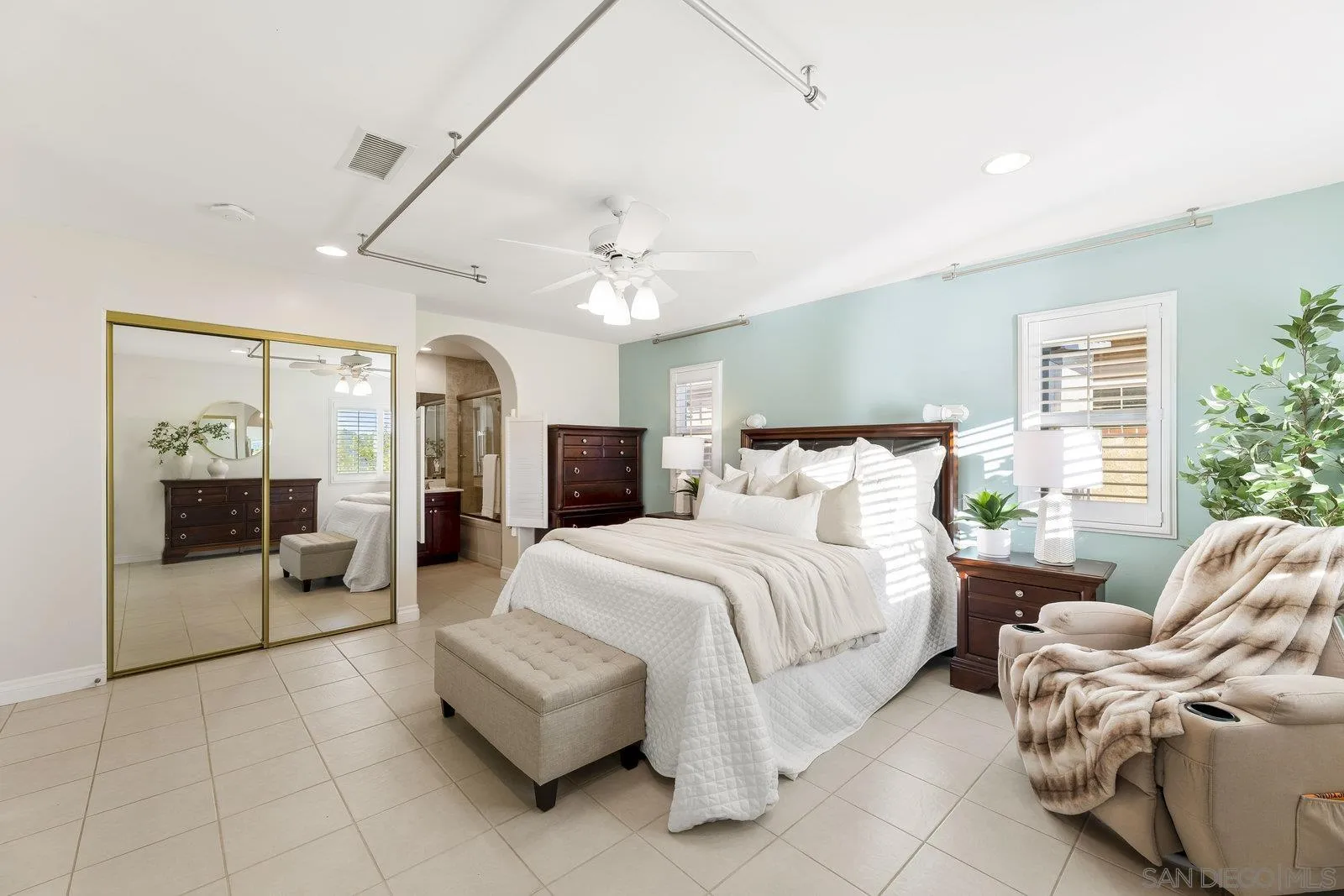 https://cdn.realtyfeed.com/cdn/127/250041091/f81f366337861a2bf3df34978e1765a5.webp