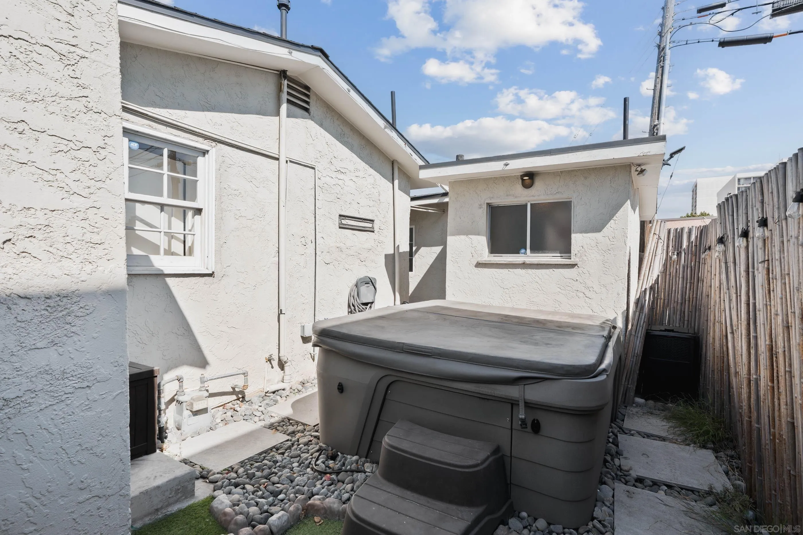 https://cdn.realtyfeed.com/cdn/127/250041117/9bba5d50cd2e58d45d7f74f090f25c75.webp