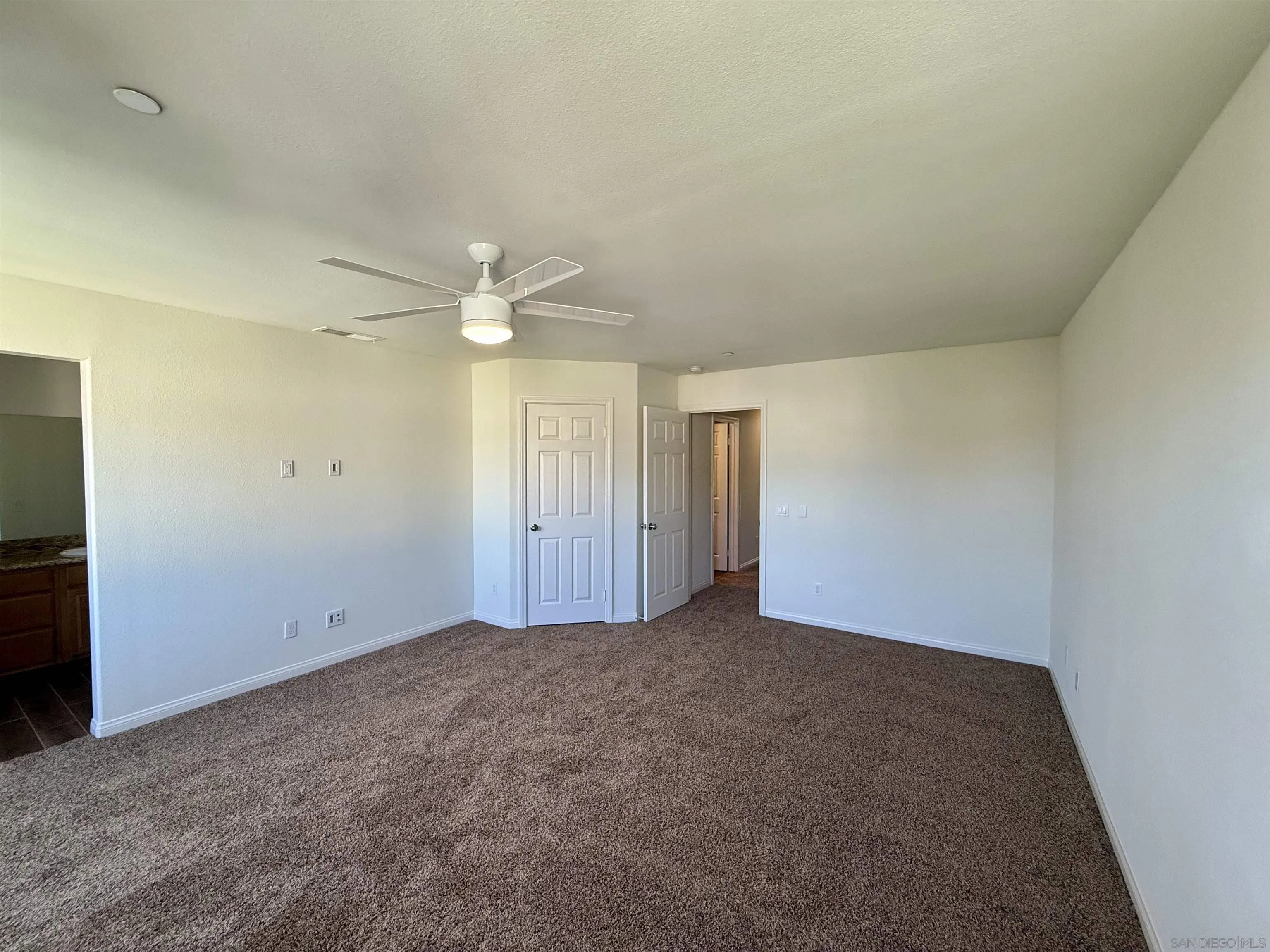 https://cdn.realtyfeed.com/cdn/127/250041121/2894c48a9e8f5a202aa497a3a983facc.webp