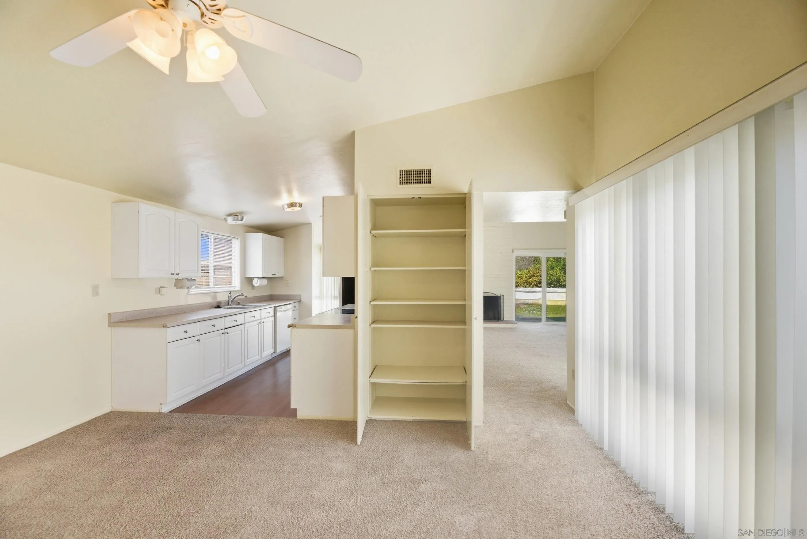 https://cdn.realtyfeed.com/cdn/127/250041122/dec311b5c3dc4cfb83e6b3156cedd3bc.webp