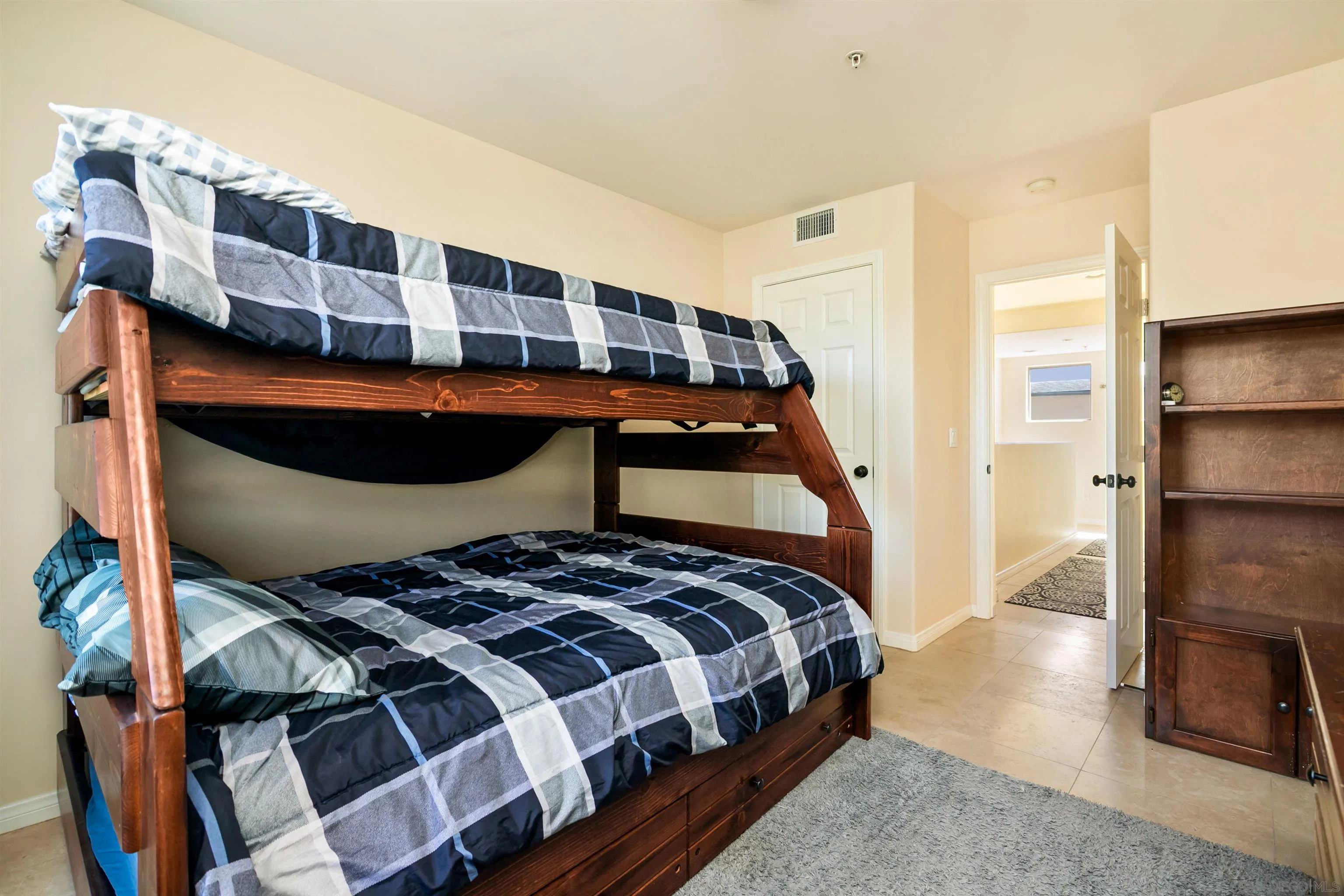 https://cdn.realtyfeed.com/cdn/127/250041127/f8e1a01ecac15a63ca3d19f0d649b584.webp